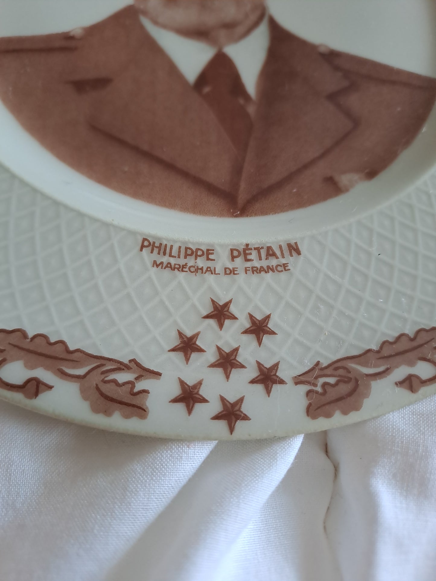 Assiette décorative représentant Philippe Pétain. Porcelaine Limoges France.