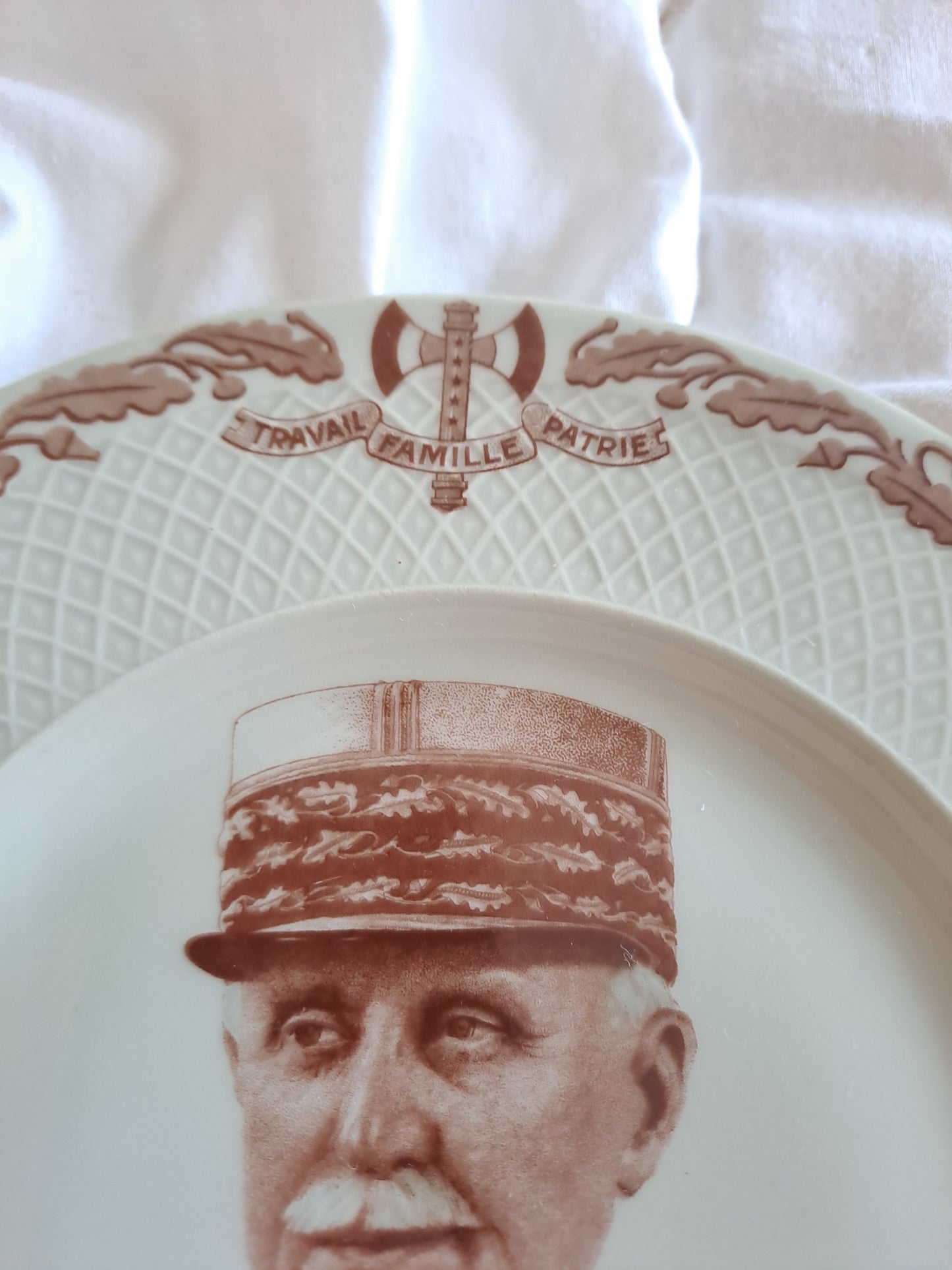 Assiette décorative représentant Philippe Pétain. Porcelaine Limoges France.