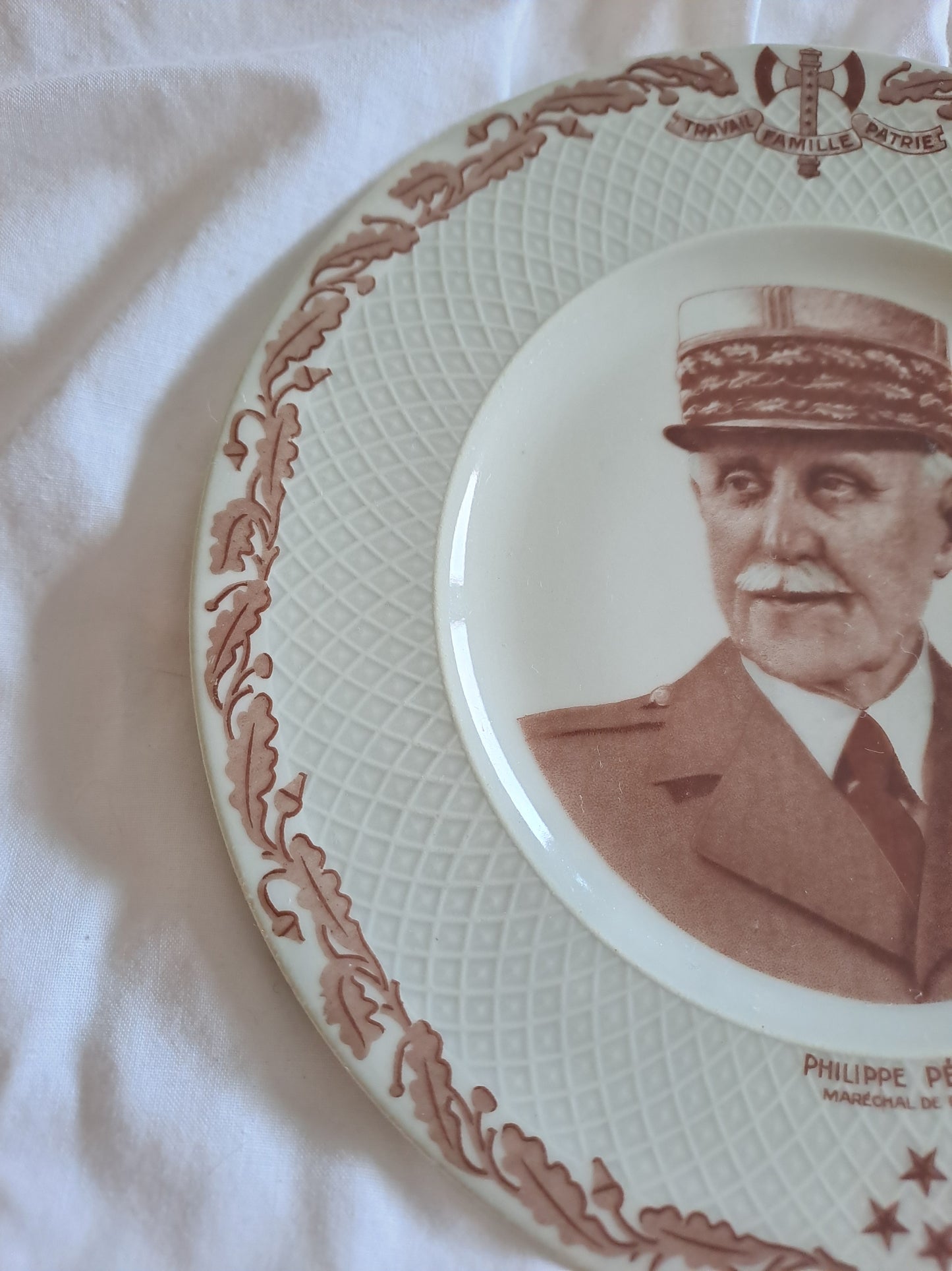 Assiette décorative représentant Philippe Pétain. Porcelaine Limoges France.