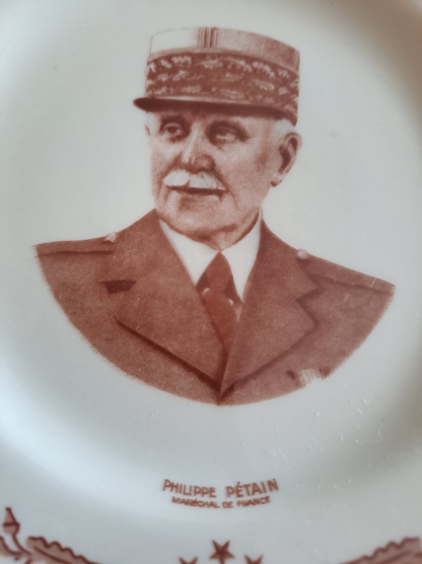 Assiette représentant Philippe Pétain en Porcelaine. Limoges France.