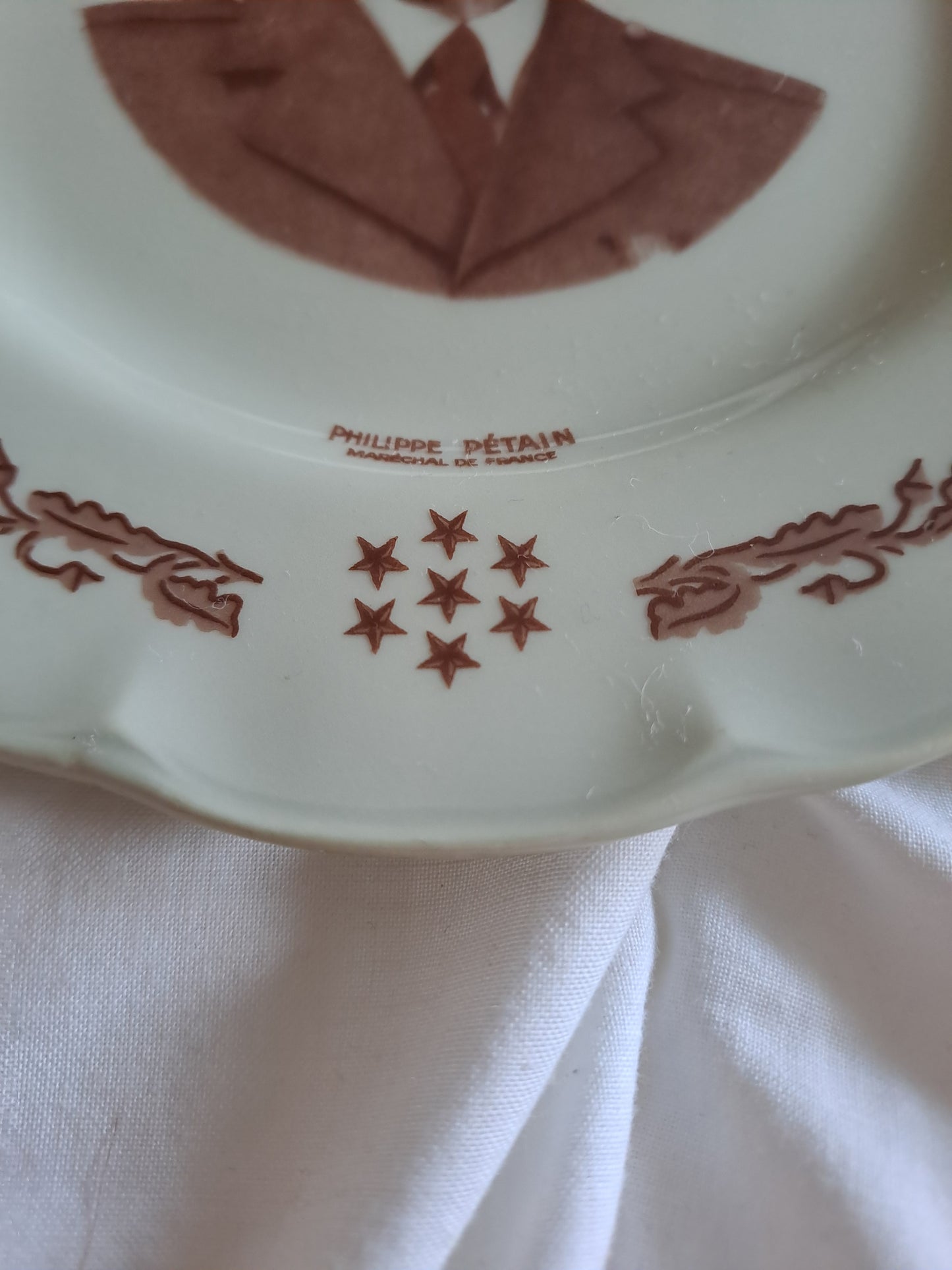 Assiette représentant Philippe Pétain en Porcelaine. Limoges France.