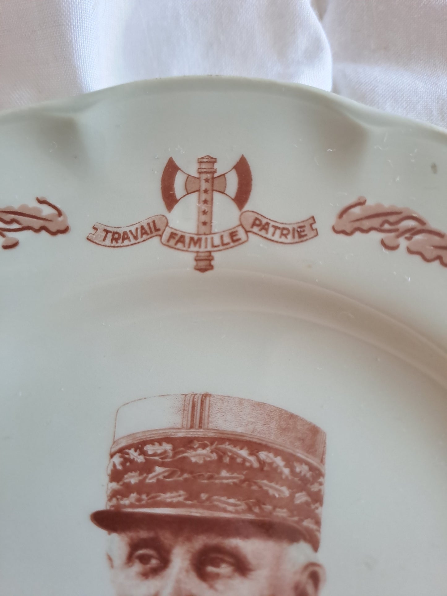Assiette représentant Philippe Pétain en Porcelaine. Limoges France.