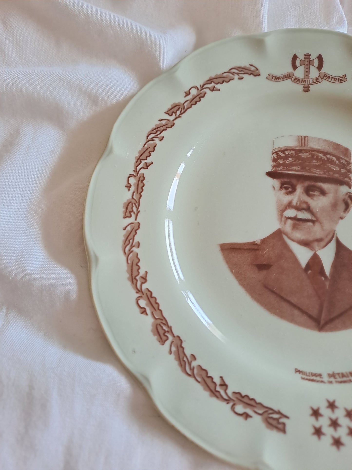 Assiette représentant Philippe Pétain en Porcelaine. Limoges France.