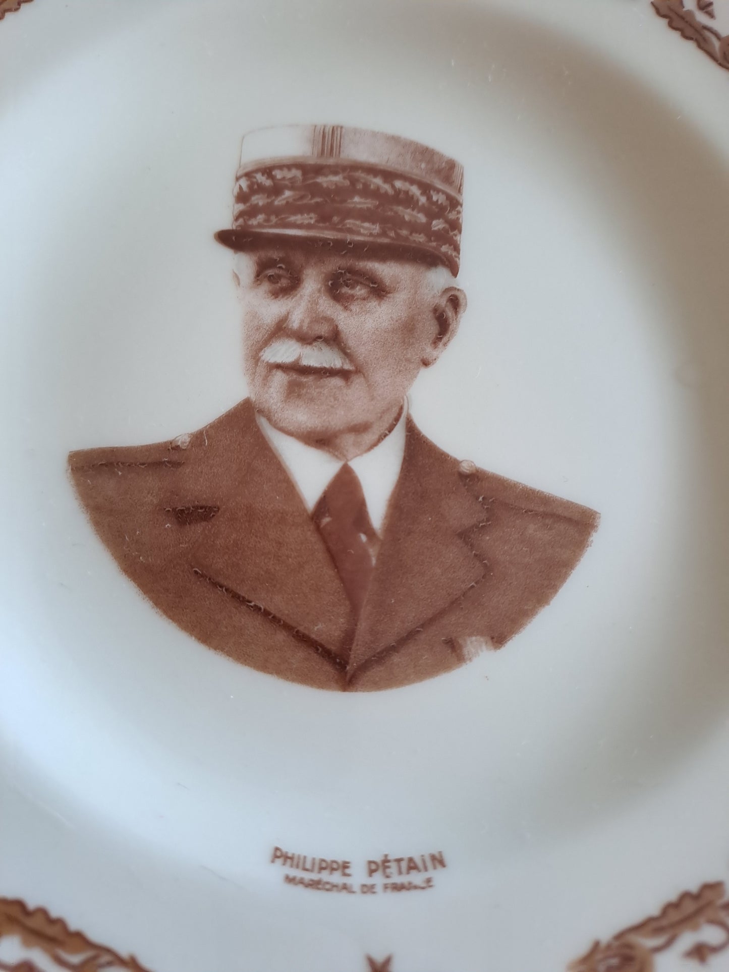 Assiette décorative représentant Philippe Pétain. Porcelaine Limoges France.