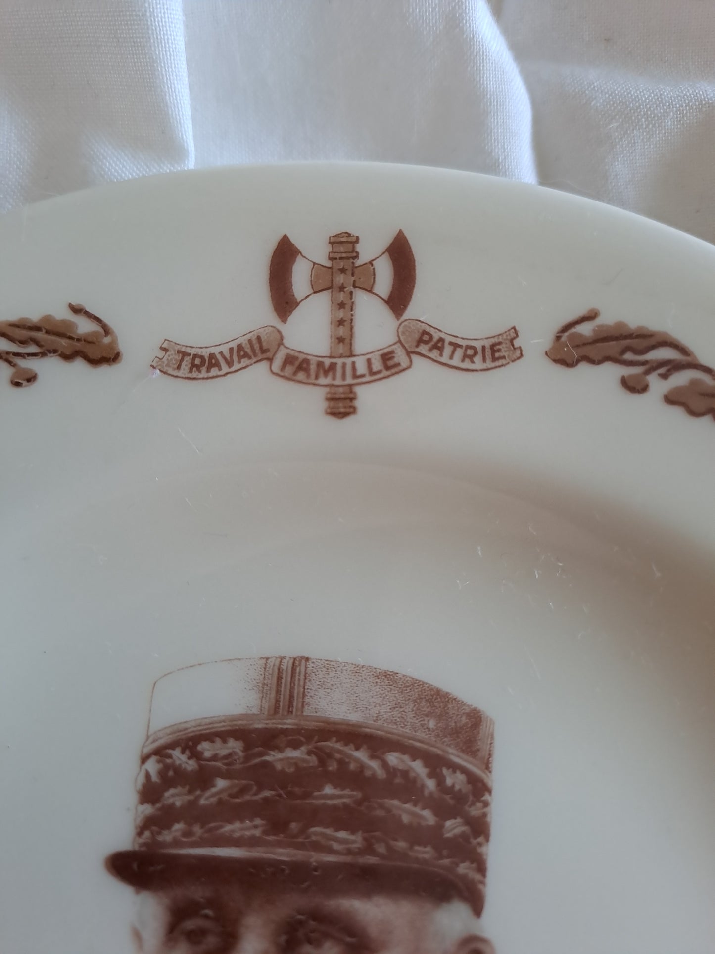 Assiette décorative représentant Philippe Pétain. Porcelaine Limoges France.