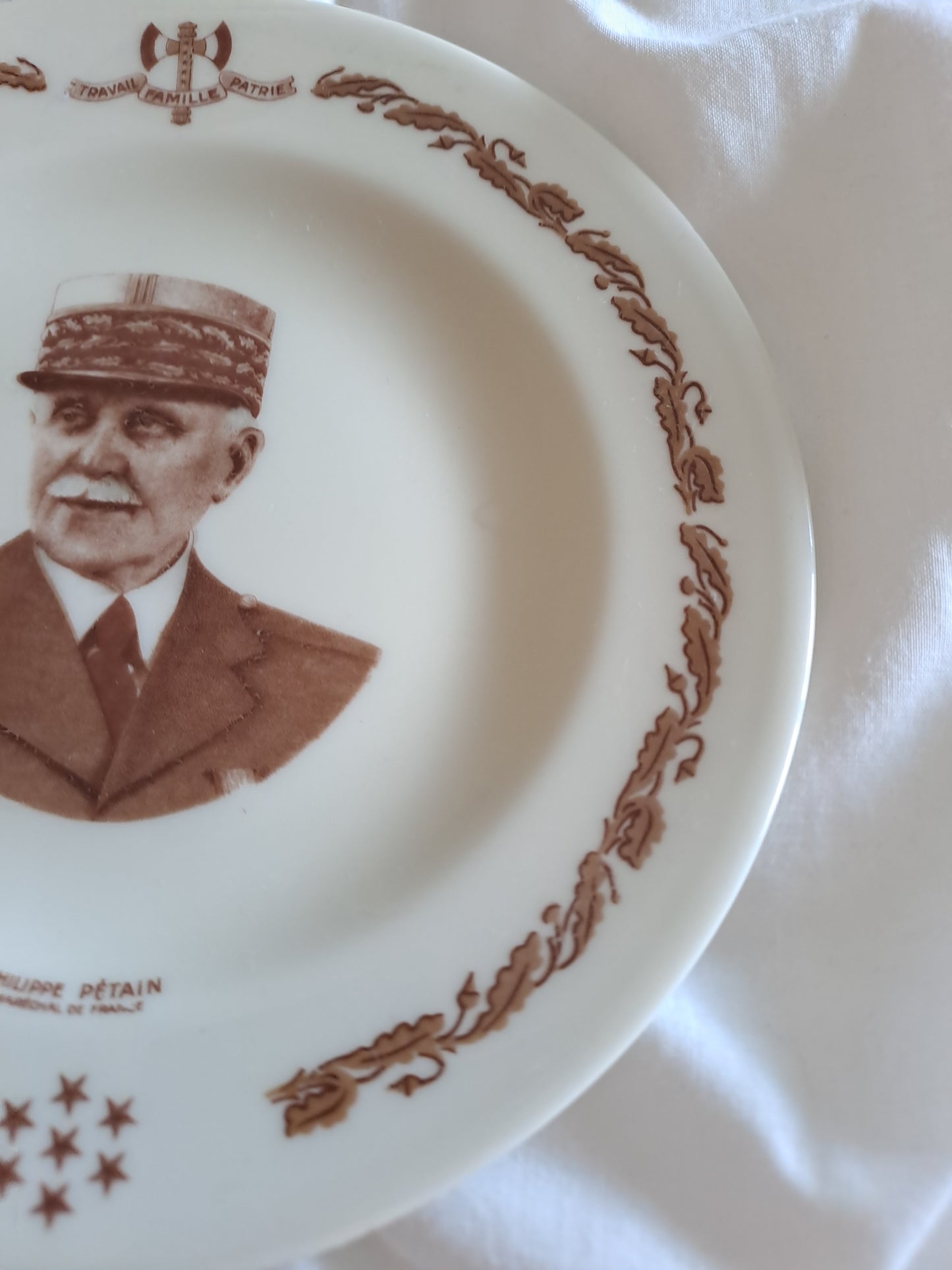 Assiette décorative représentant Philippe Pétain. Porcelaine Limoges France.