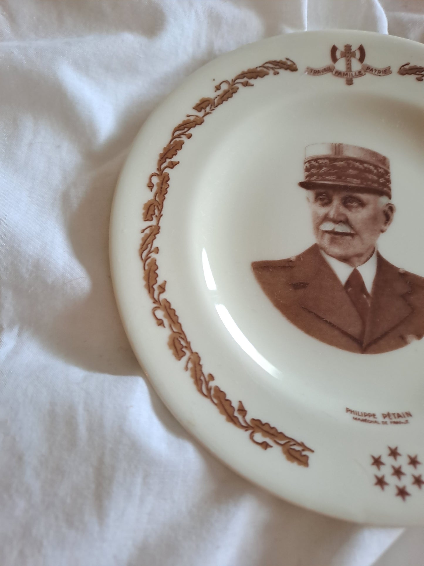 Assiette décorative représentant Philippe Pétain. Porcelaine Limoges France.