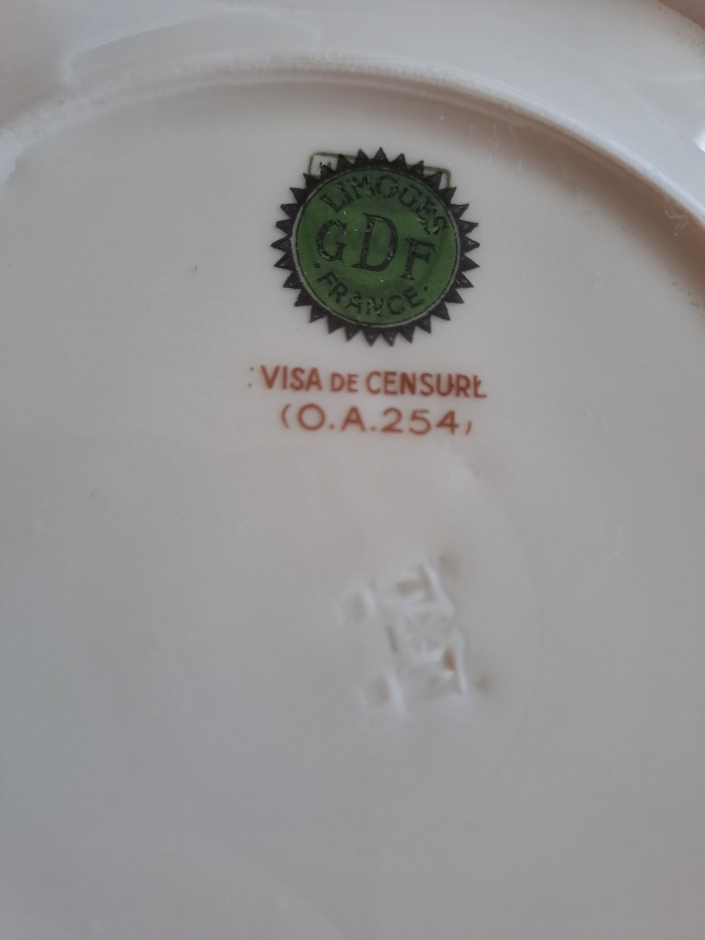 Assiette décorative représentant Philippe Pétain. Porcelaine Limoges France.