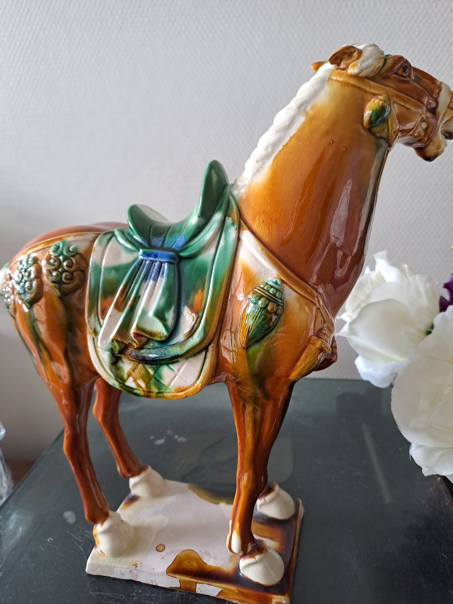 Sculpture représentant un cheval en Faïence Émaillée Polychrome. Chine. 28 cm x 29 cm. Dlg de Tang.