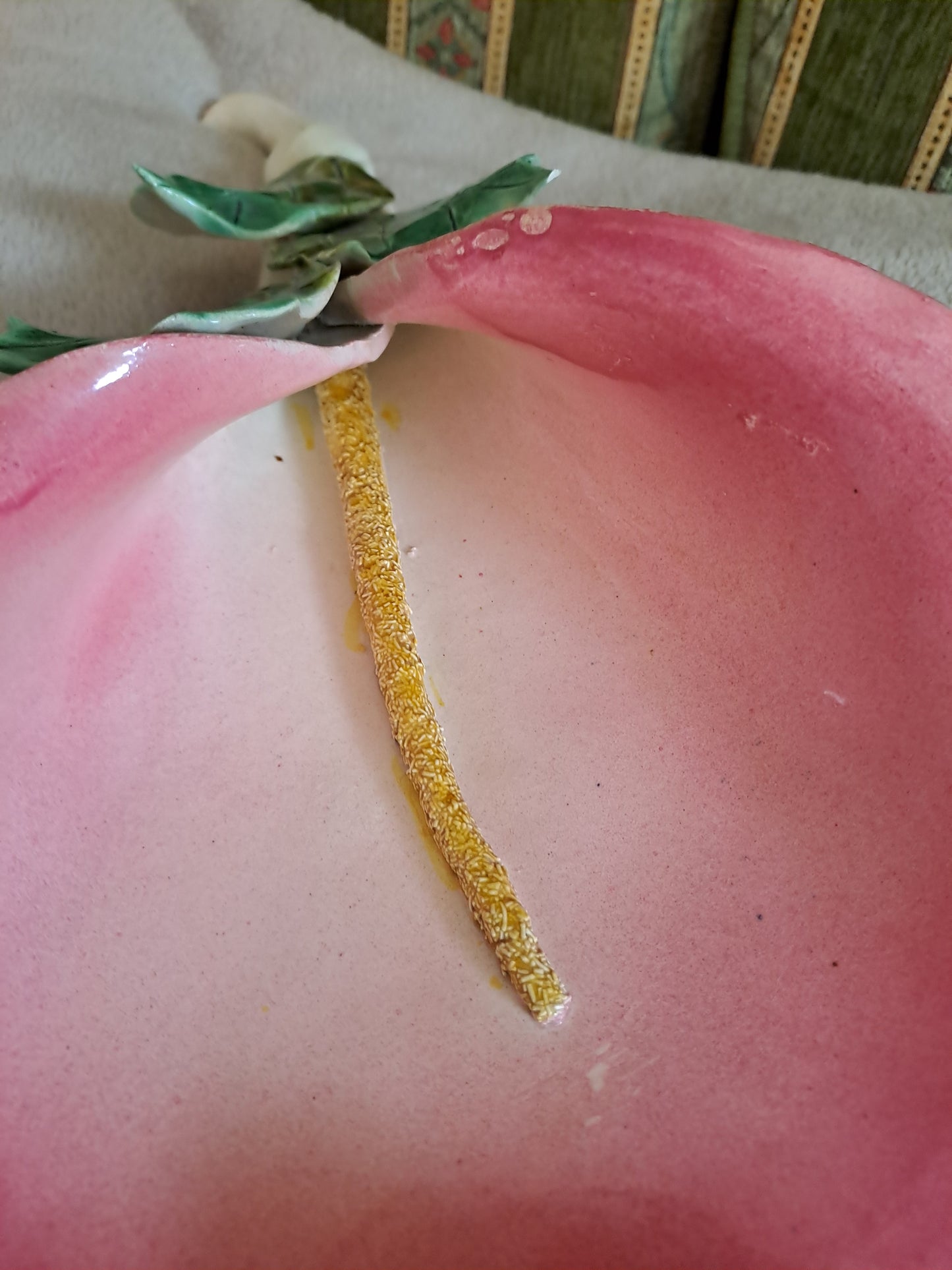 Bouquetiere représentant une fleur. Signé. 41 cm.