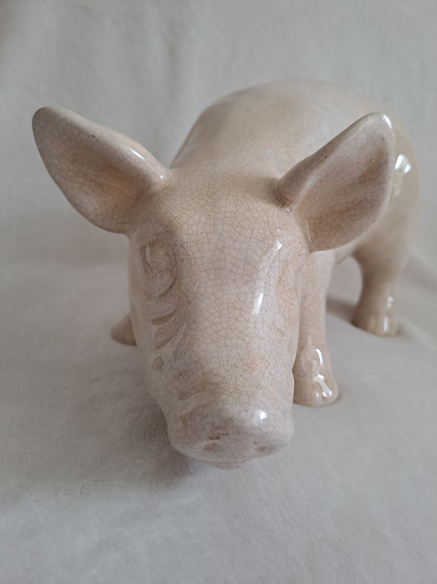 Cochon en céramique craquelée. 31 cm x 16 cm.
