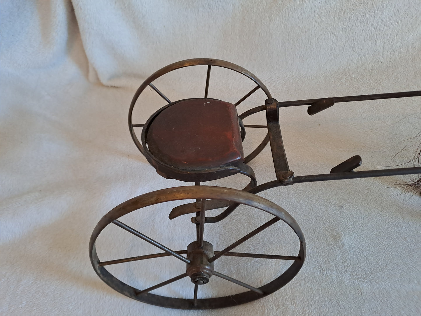 Caleche de course avec son cheval. Jouet vintage de collection.