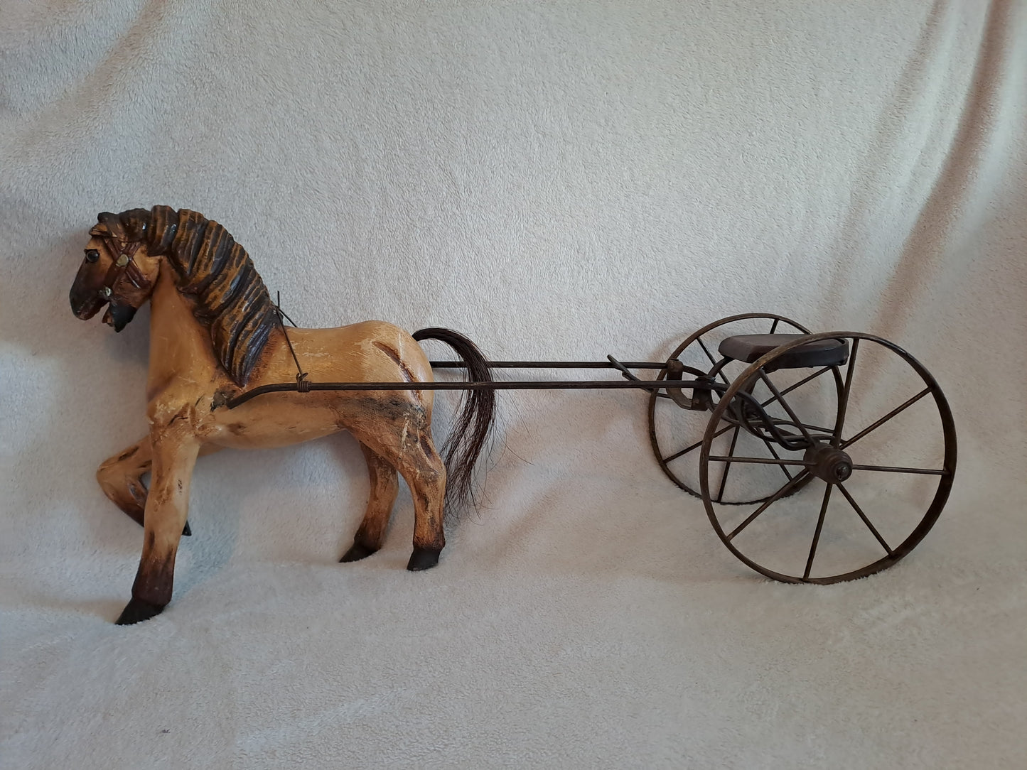 Caleche de course avec son cheval. Jouet vintage de collection.