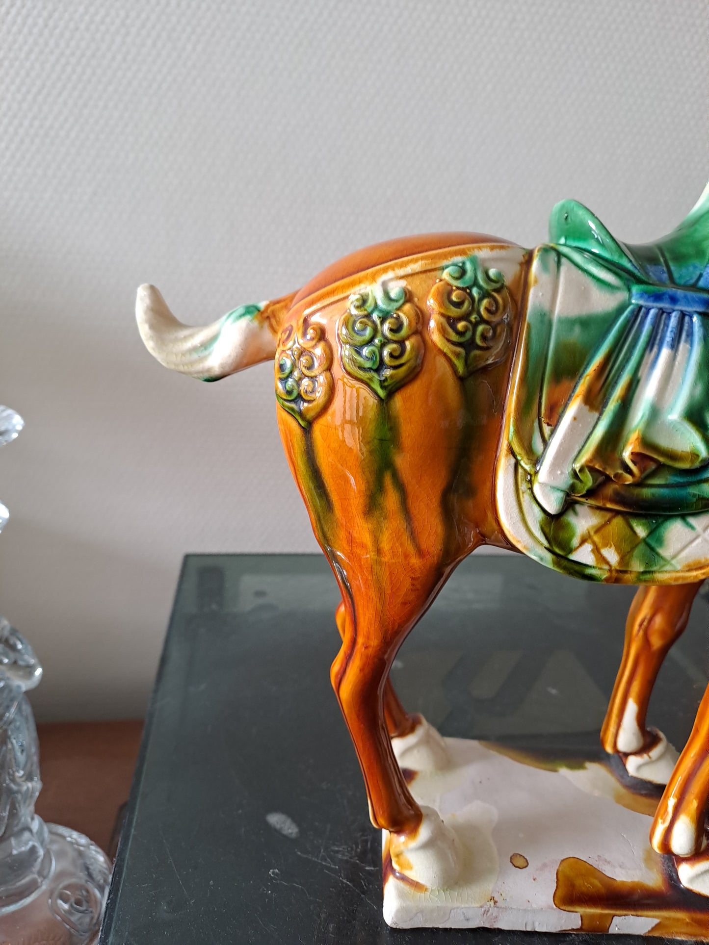 Sculpture représentant un cheval en Faïence Émaillée Polychrome. Chine. 28 cm x 29 cm. Dlg de Tang.