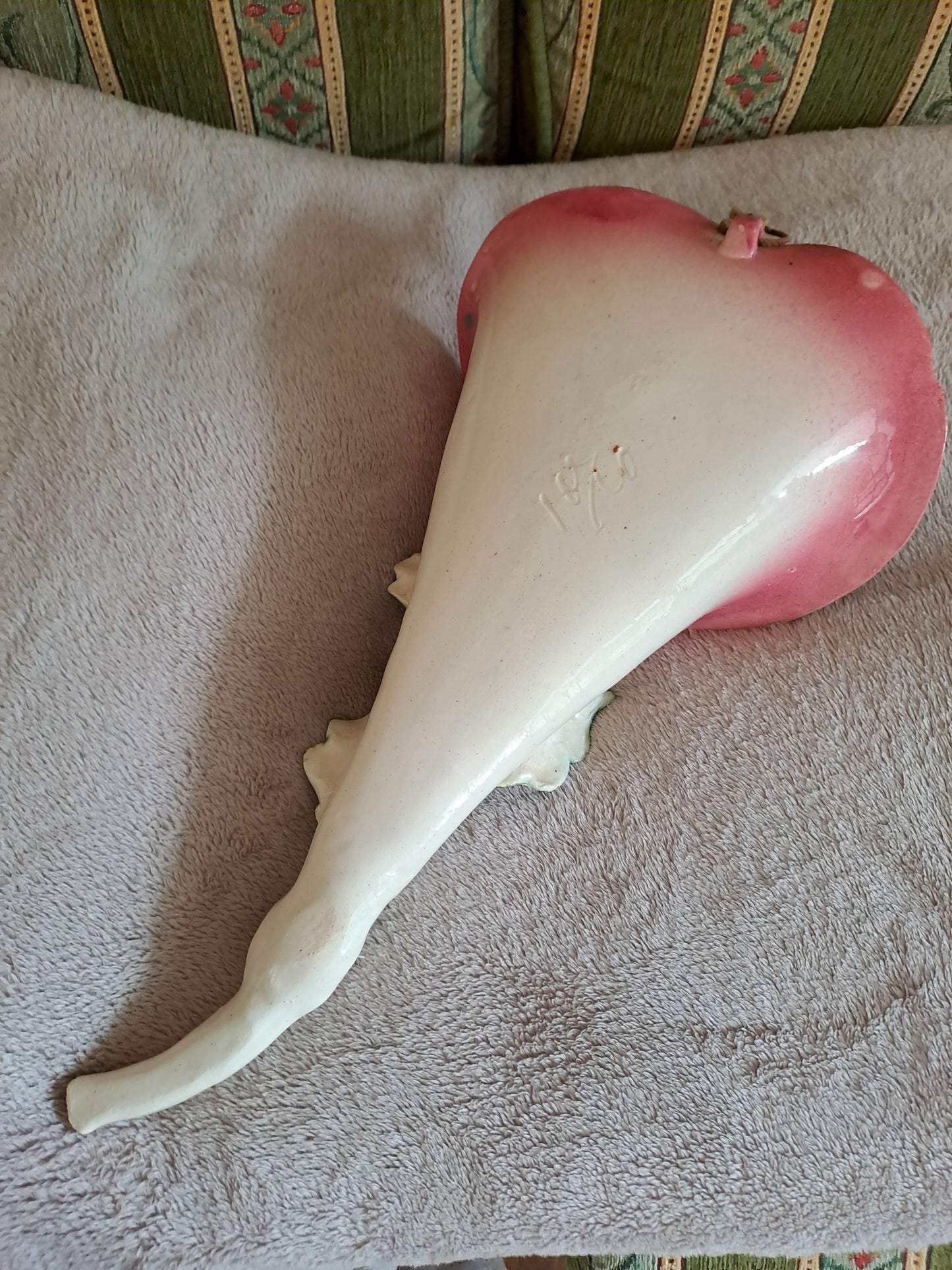 Bouquetiere représentant une fleur. Signé. 41 cm.