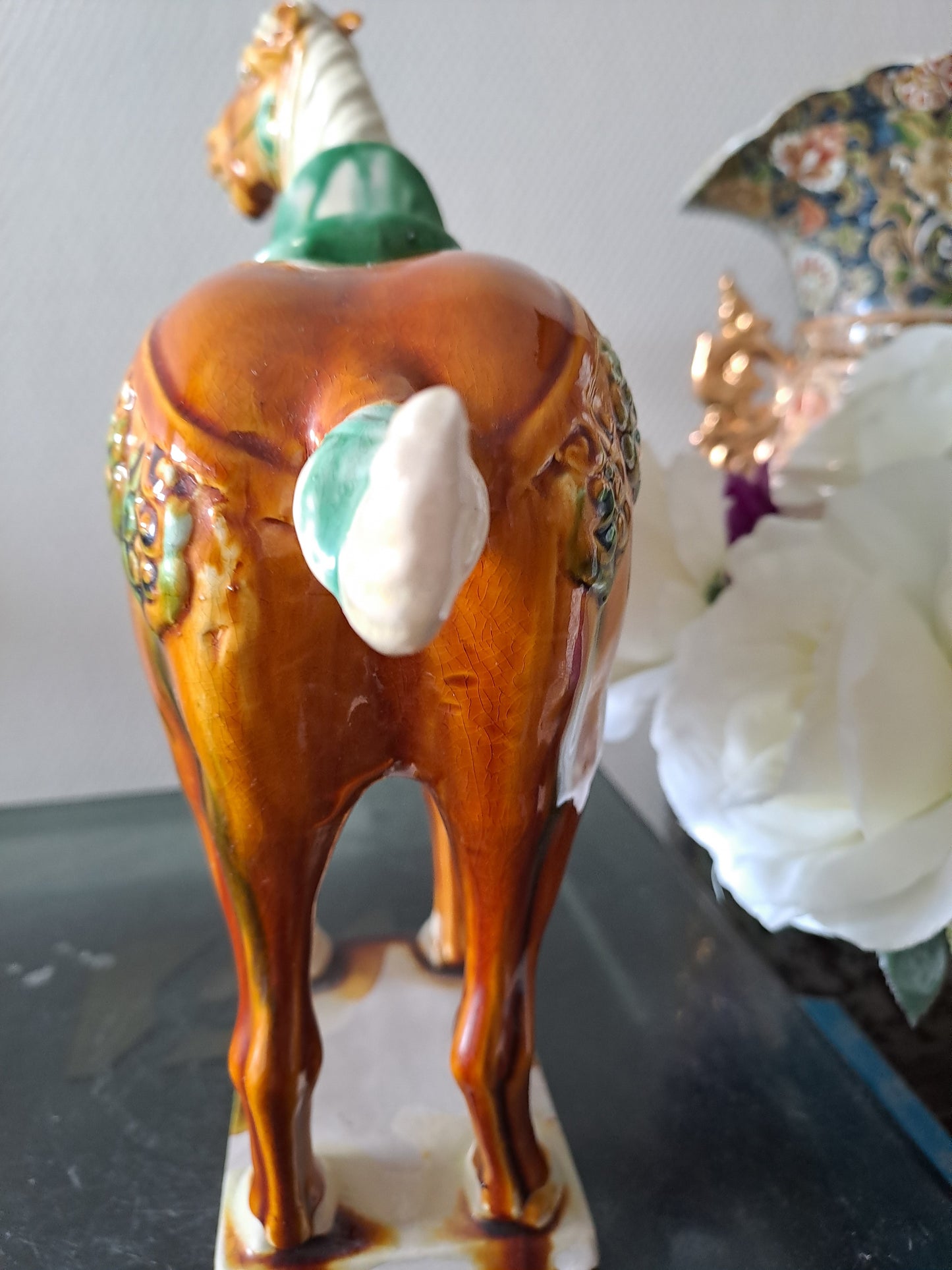 Sculpture représentant un cheval en Faïence Émaillée Polychrome. Chine. 28 cm x 29 cm. Dlg de Tang.
