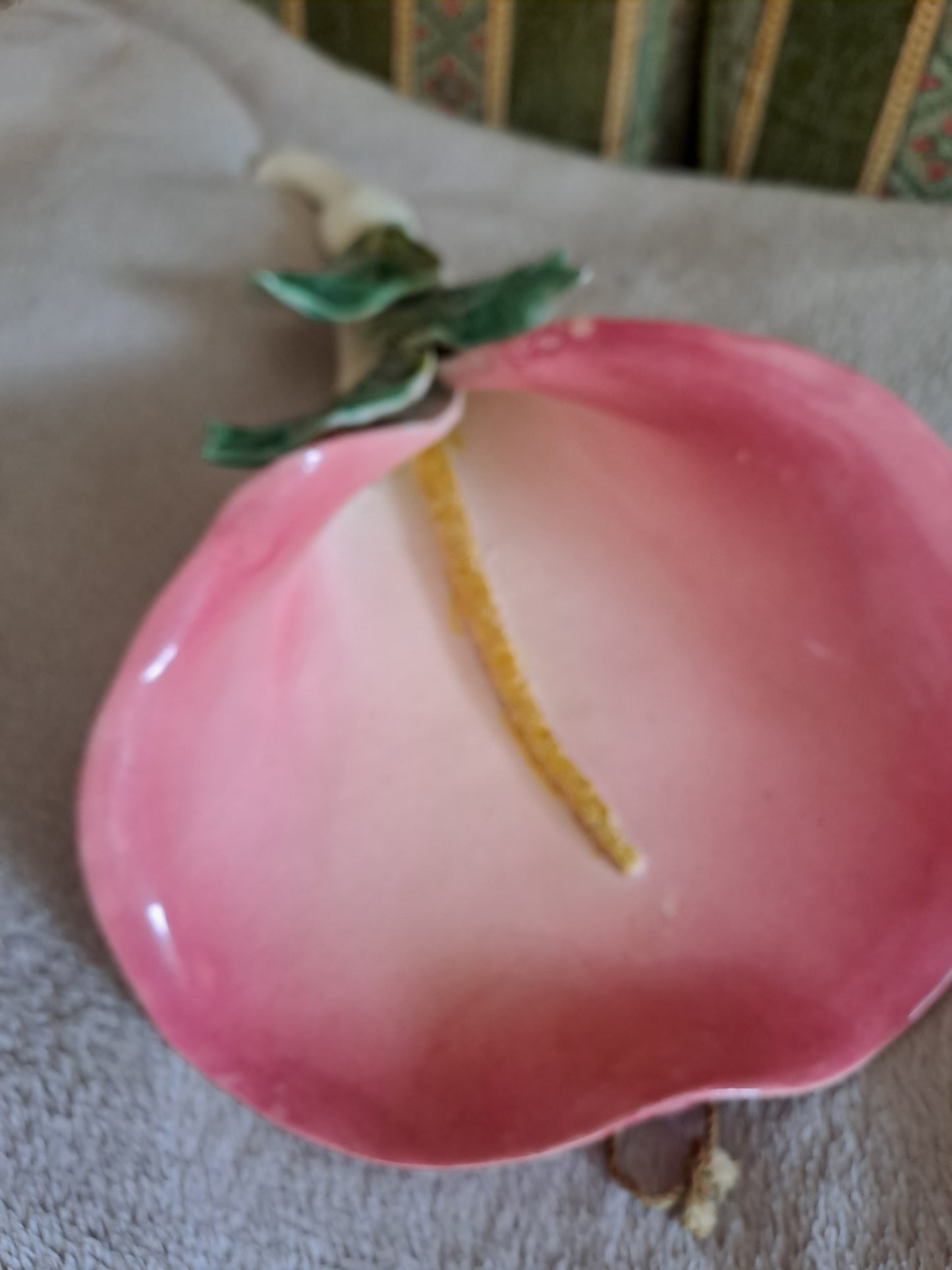 Bouquetiere représentant une fleur. Signé. 41 cm.