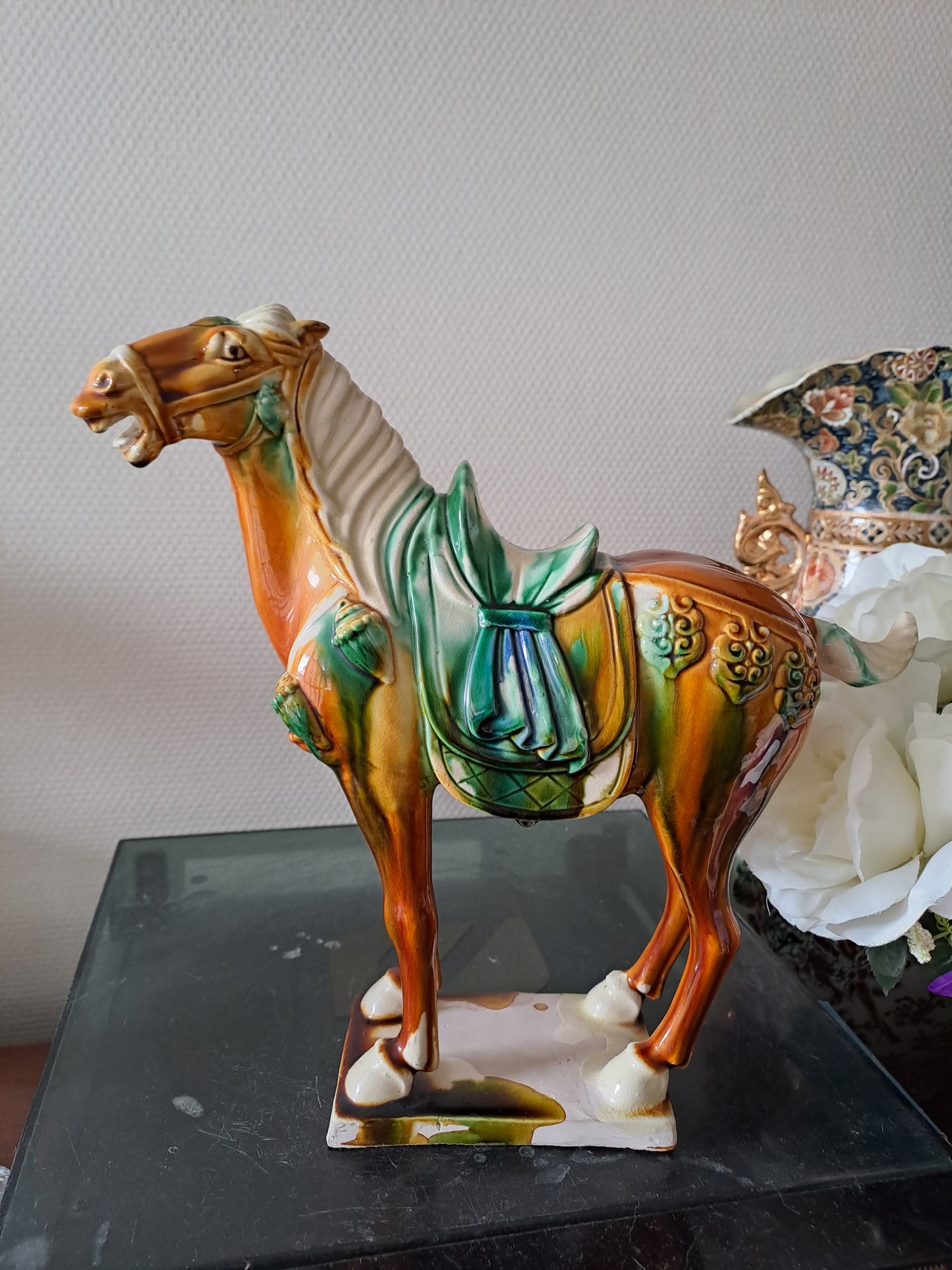 Sculpture représentant un cheval en Faïence Émaillée Polychrome. Chine. 28 cm x 29 cm. Dlg de Tang.