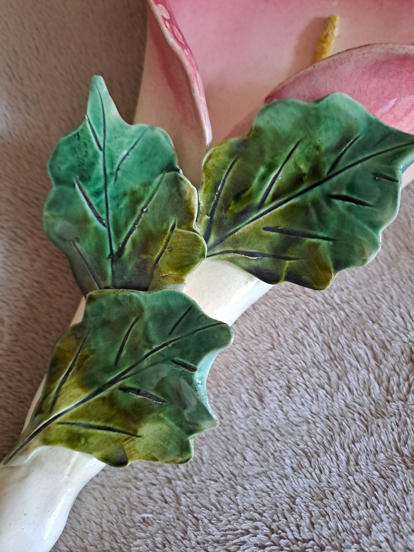 Bouquetiere représentant une fleur. Signé. 41 cm.