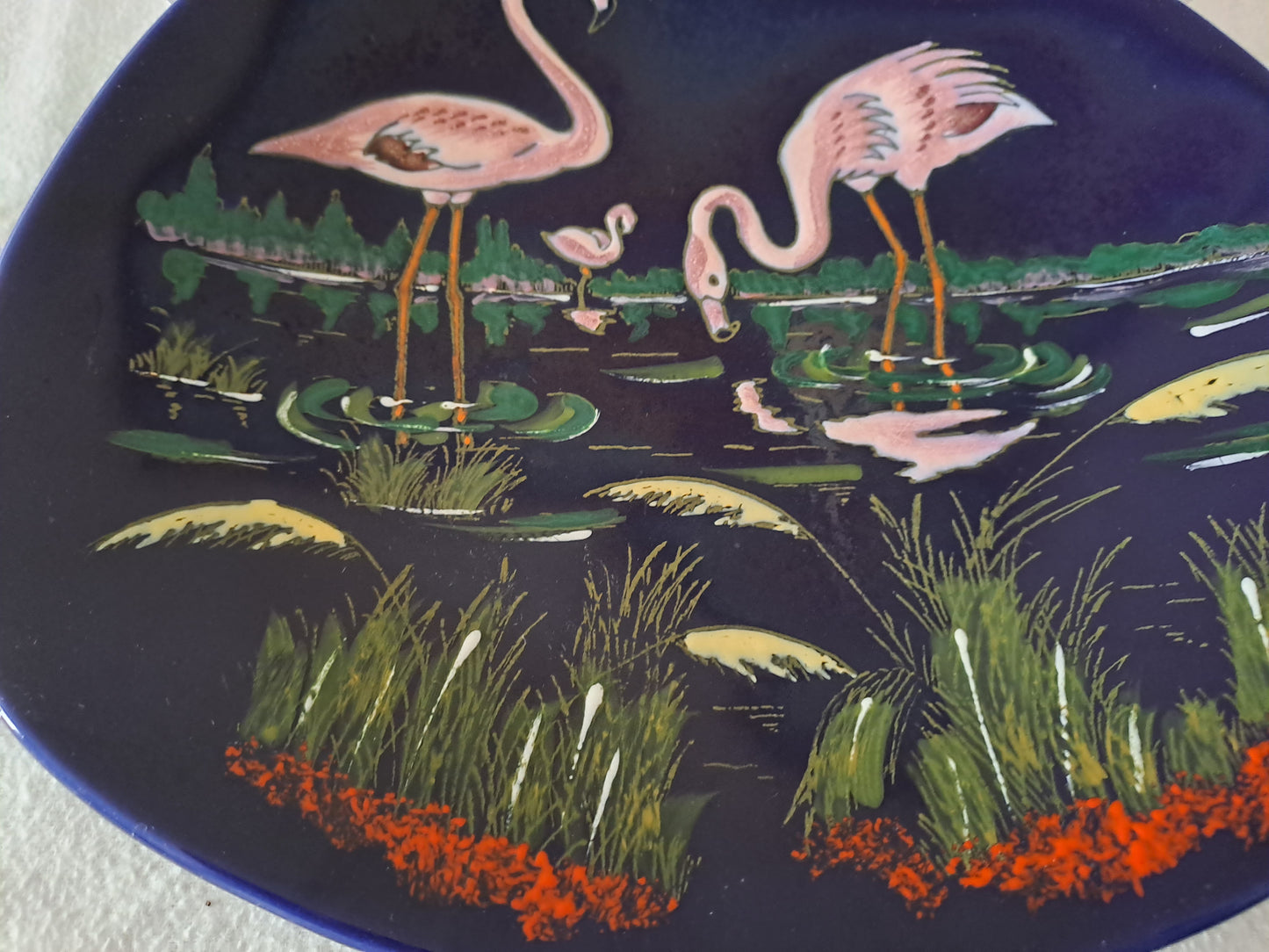 Assiette Murale Longwy Figurant Trois Flamands Roses. Grand Feu. Numéroté 3522