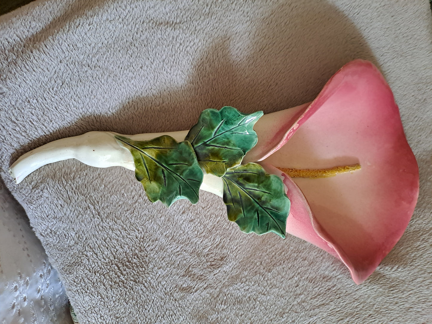 Bouquetiere représentant une fleur. Signé. 41 cm.