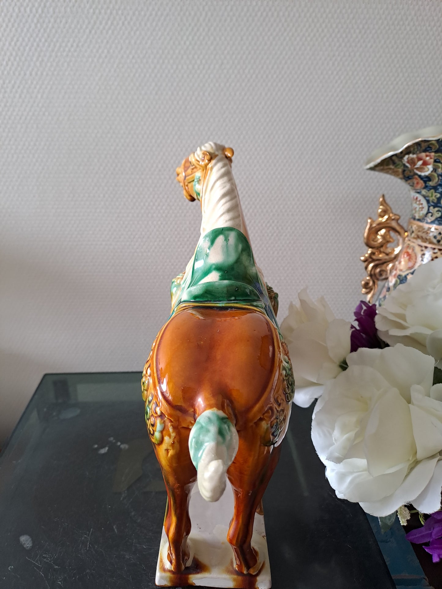 Sculpture représentant un cheval en Faïence Émaillée Polychrome. Chine. 28 cm x 29 cm. Dlg de Tang.