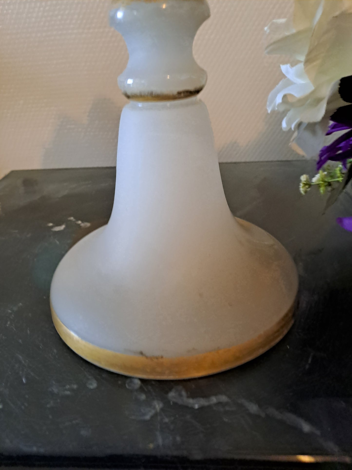 BACCARAT. Coupe sur pied. Fleurs de lys.
Opaline blanche avec liseret or.