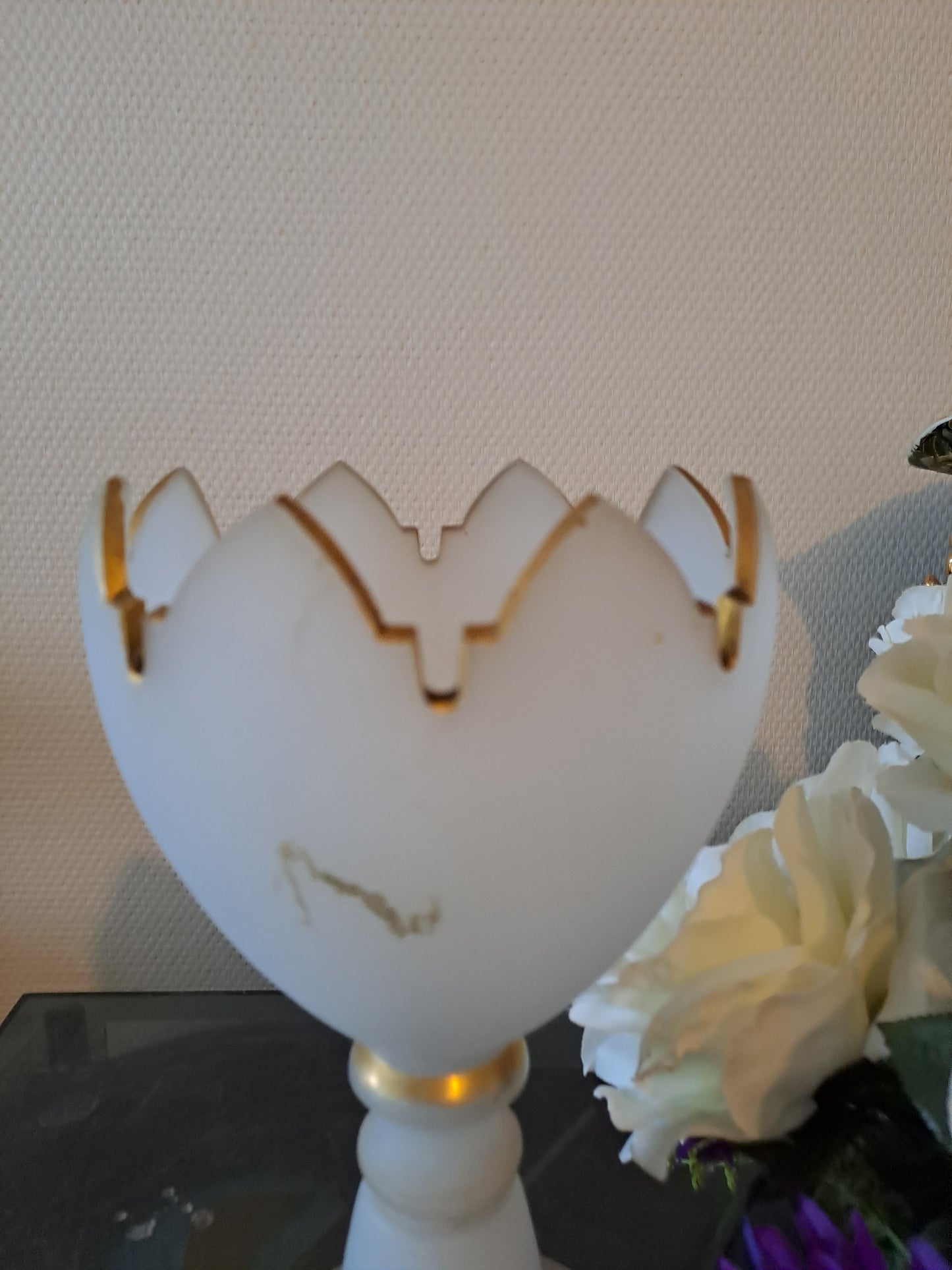 BACCARAT. Coupe sur pied. Fleurs de lys.
Opaline blanche avec liseret or.