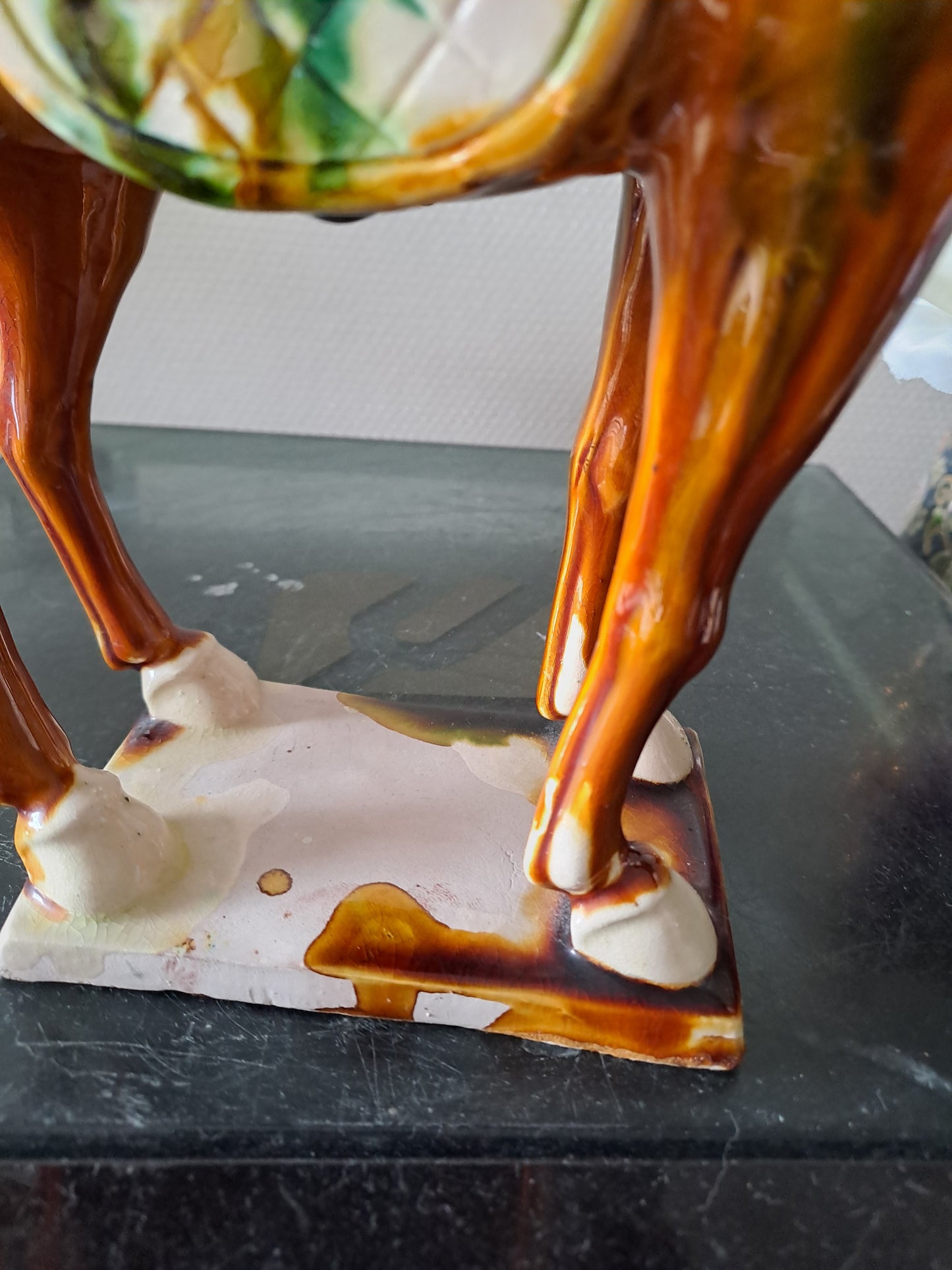 Sculpture représentant un cheval en Faïence Émaillée Polychrome. Chine. 28 cm x 29 cm. Dlg de Tang.