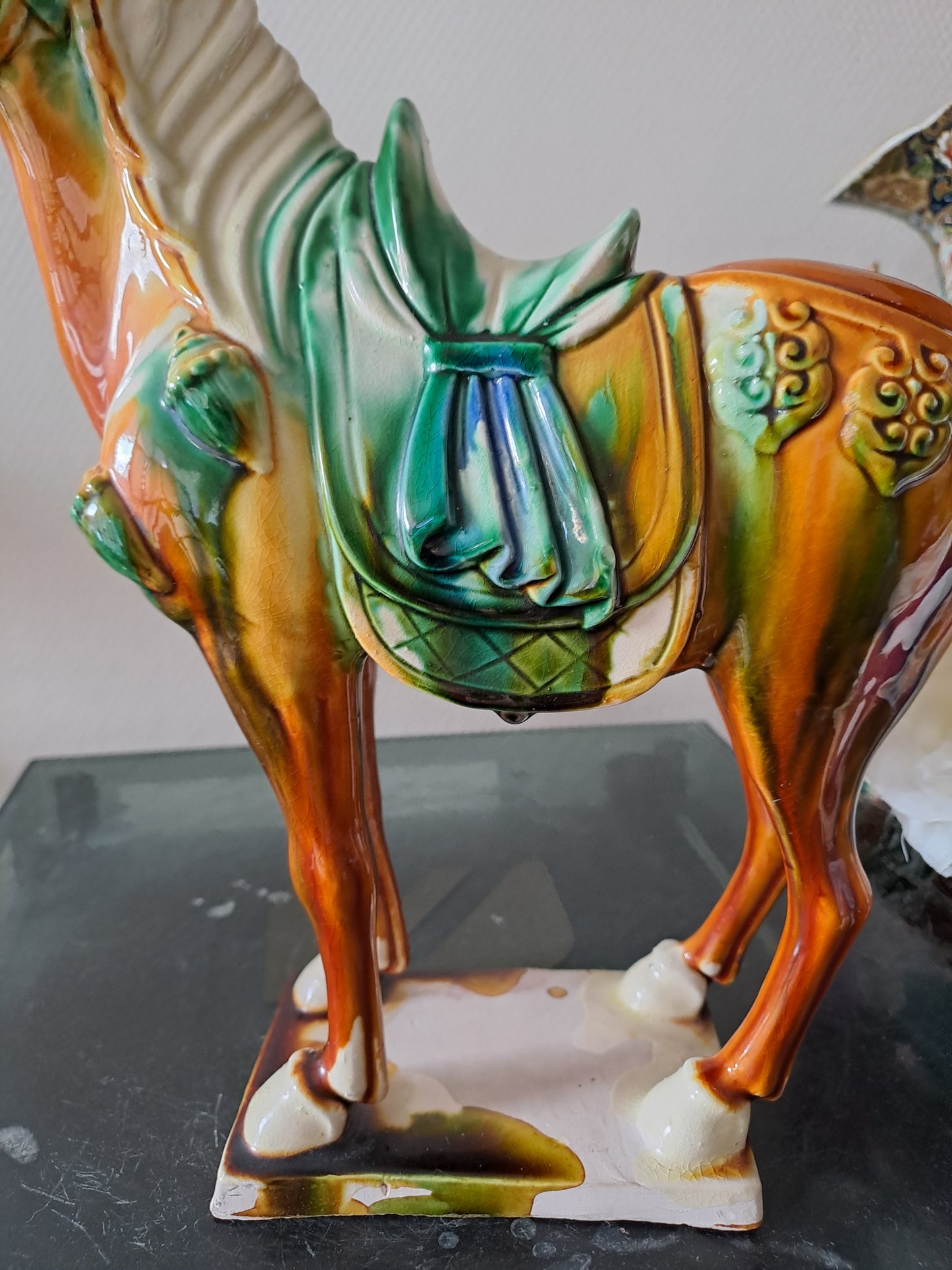 Sculpture représentant un cheval en Faïence Émaillée Polychrome. Chine. 28 cm x 29 cm. Dlg de Tang.
