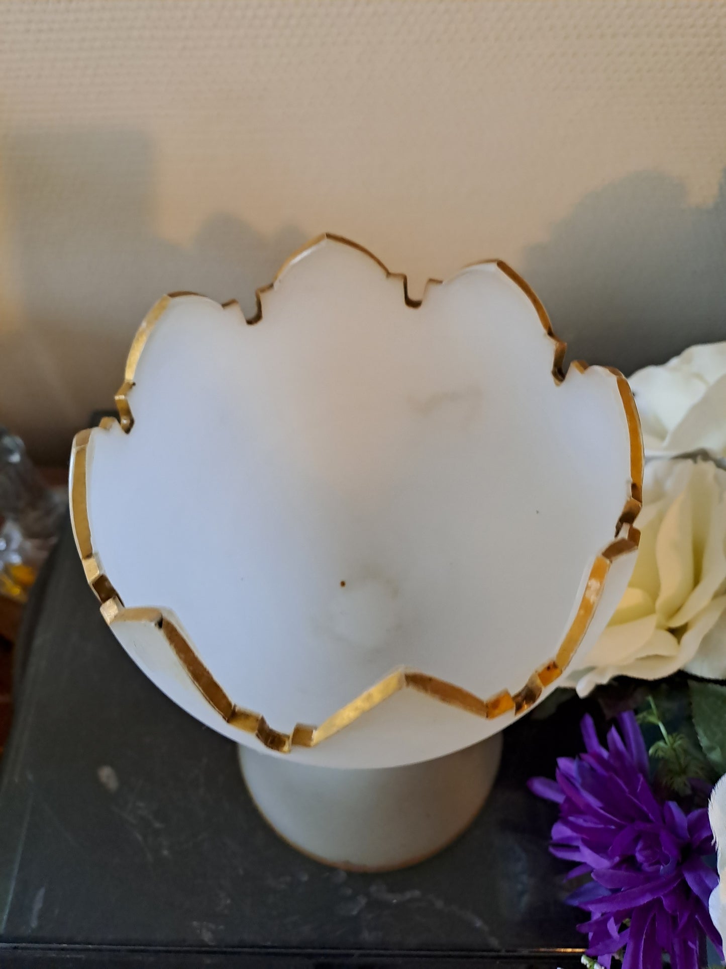 BACCARAT. Coupe sur pied. Fleurs de lys.
Opaline blanche avec liseret or.