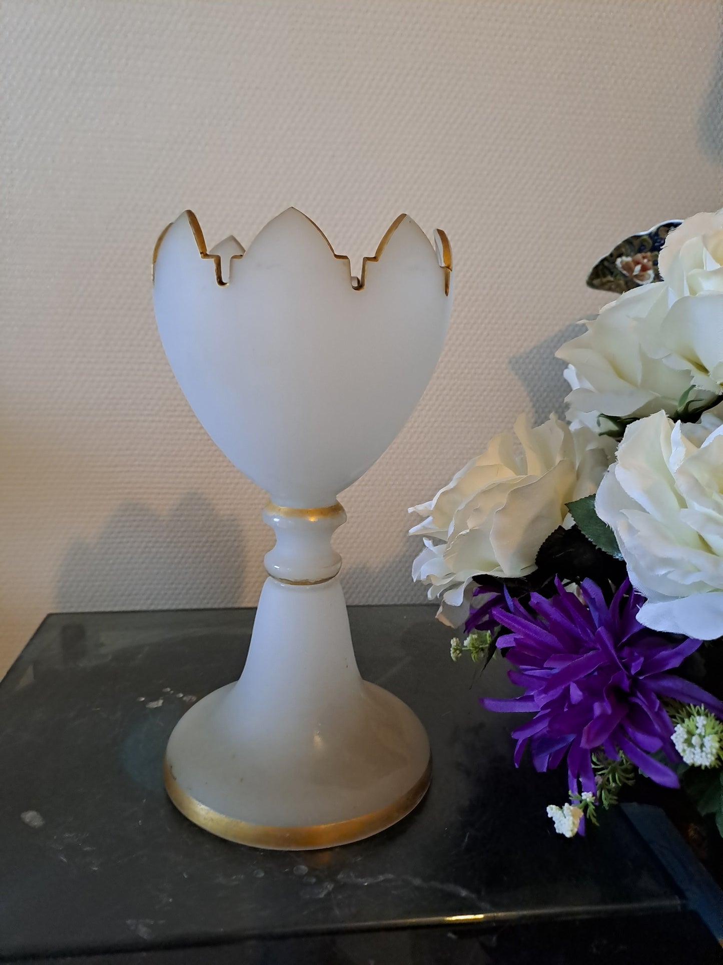 BACCARAT. Coupe sur pied. Fleurs de lys.
Opaline blanche avec liseret or.
