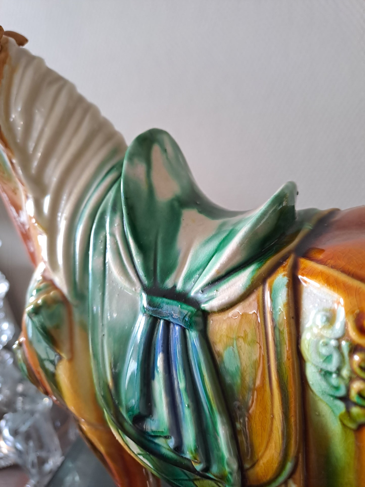 Sculpture représentant un cheval en Faïence Émaillée Polychrome. Chine. 28 cm x 29 cm. Dlg de Tang.