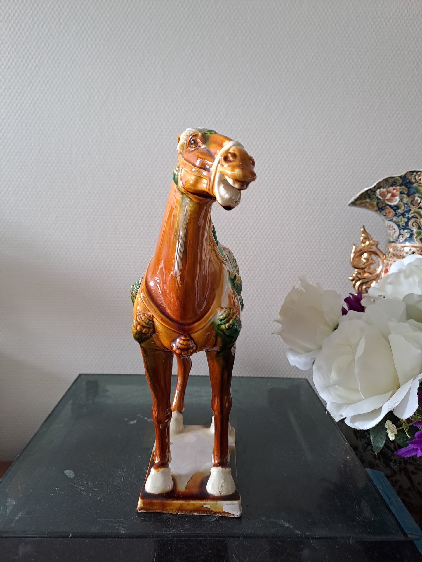 Sculpture représentant un cheval en Faïence Émaillée Polychrome. Chine. 28 cm x 29 cm. Dlg de Tang.