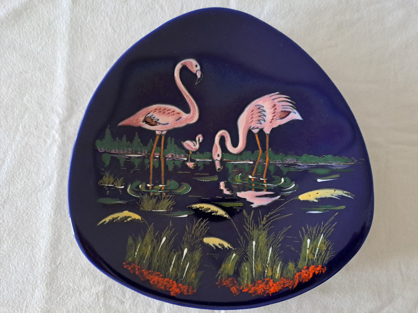 Assiette Murale Longwy Figurant Trois Flamands Roses. Grand Feu. Numéroté 3522