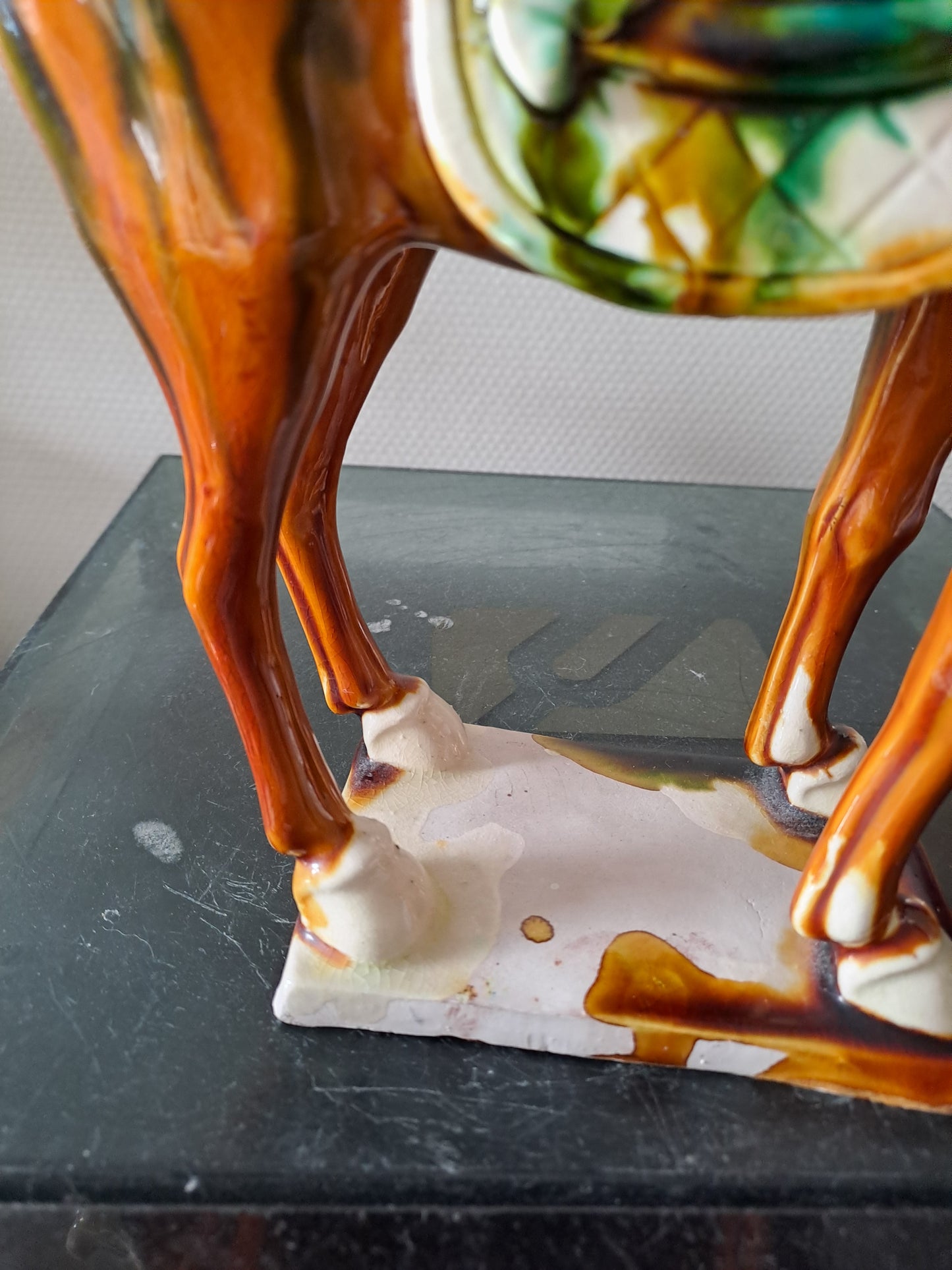 Sculpture représentant un cheval en Faïence Émaillée Polychrome. Chine. 28 cm x 29 cm. Dlg de Tang.