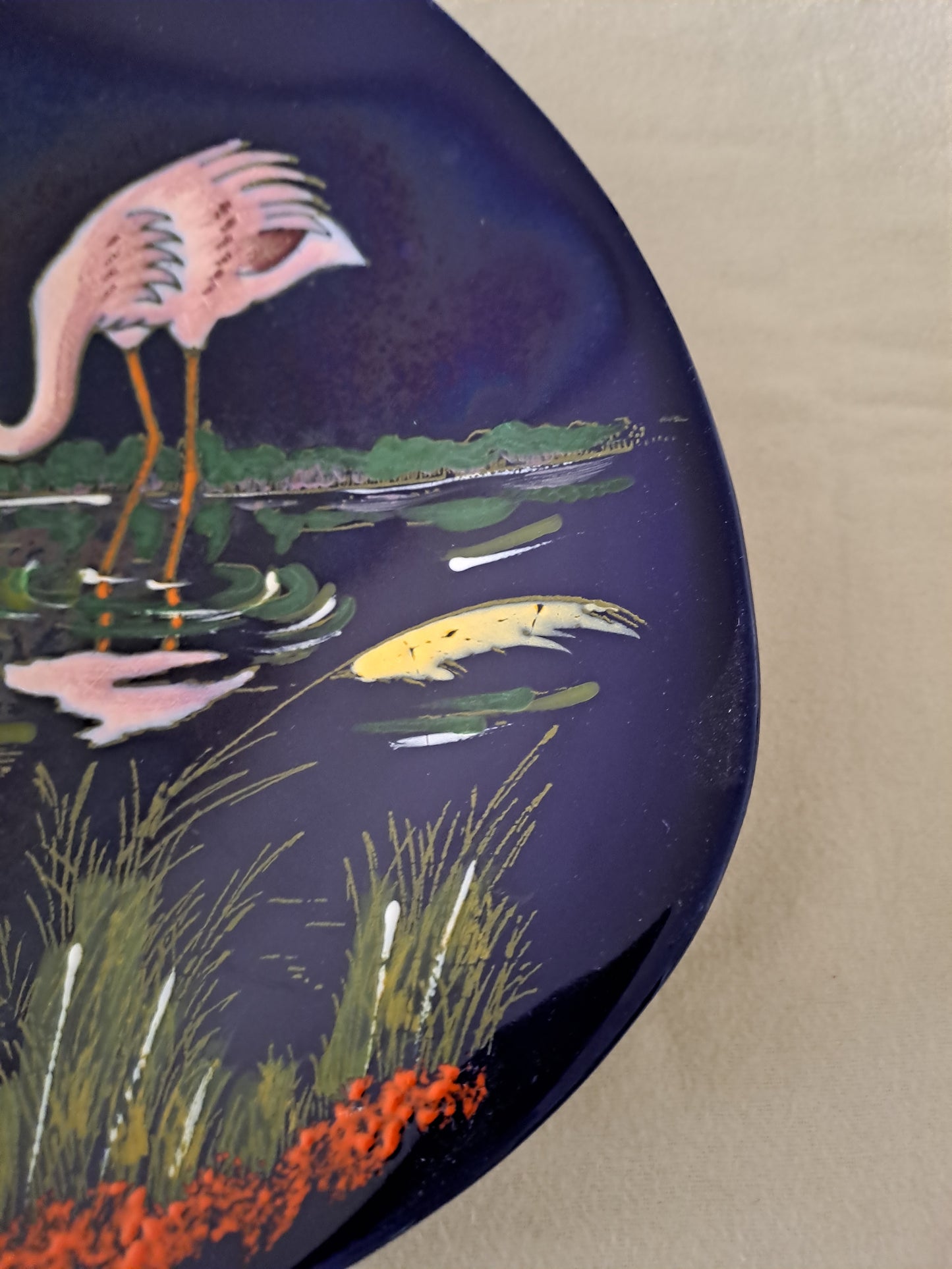 Assiette Murale Longwy Figurant Trois Flamands Roses. Grand Feu. Numéroté 3522
