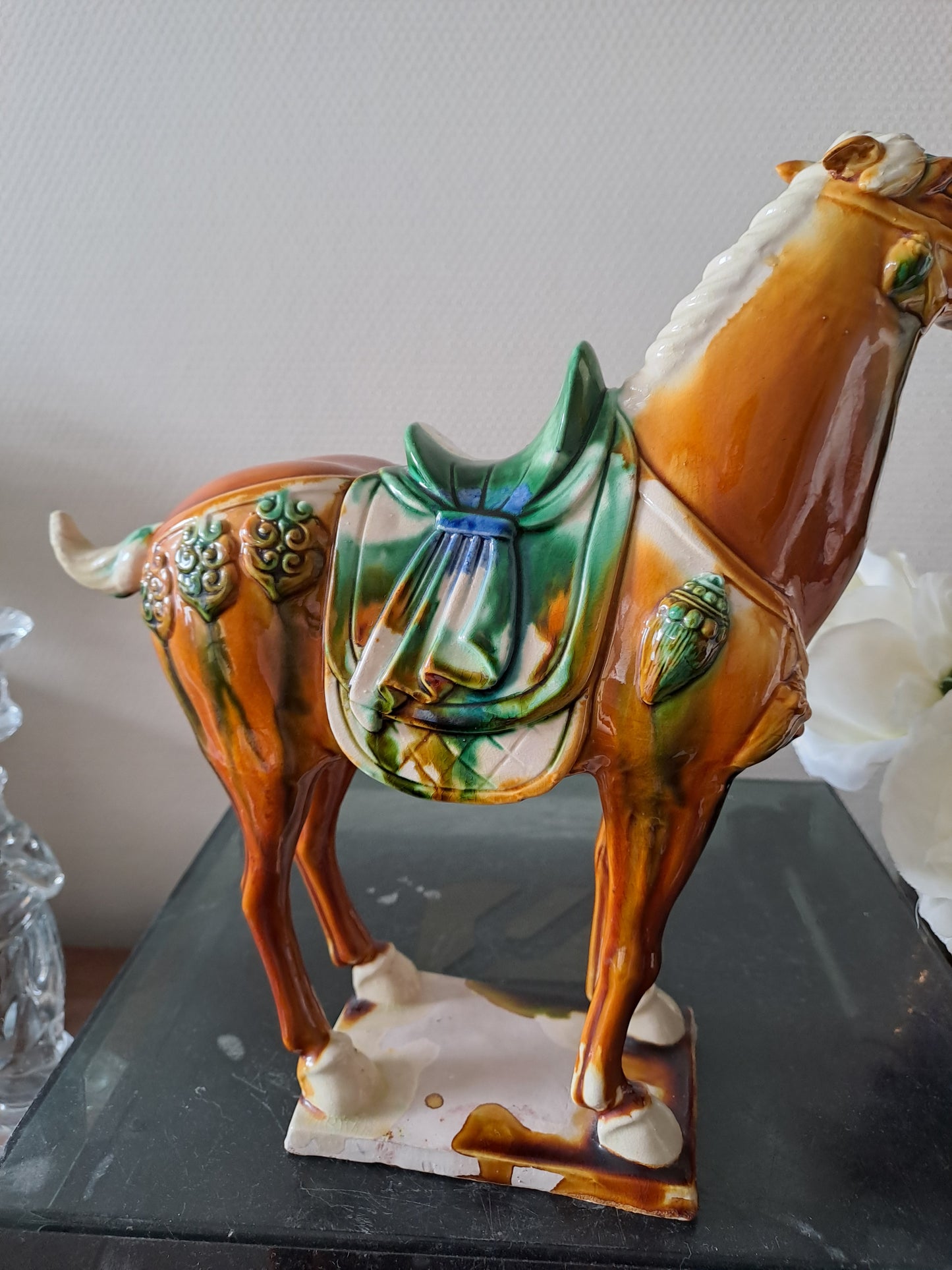 Sculpture représentant un cheval en Faïence Émaillée Polychrome. Chine. 28 cm x 29 cm. Dlg de Tang.