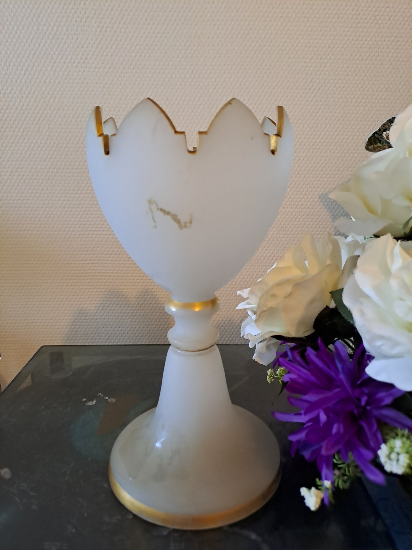 BACCARAT. Coupe sur pied. Fleurs de lys.
Opaline blanche avec liseret or.