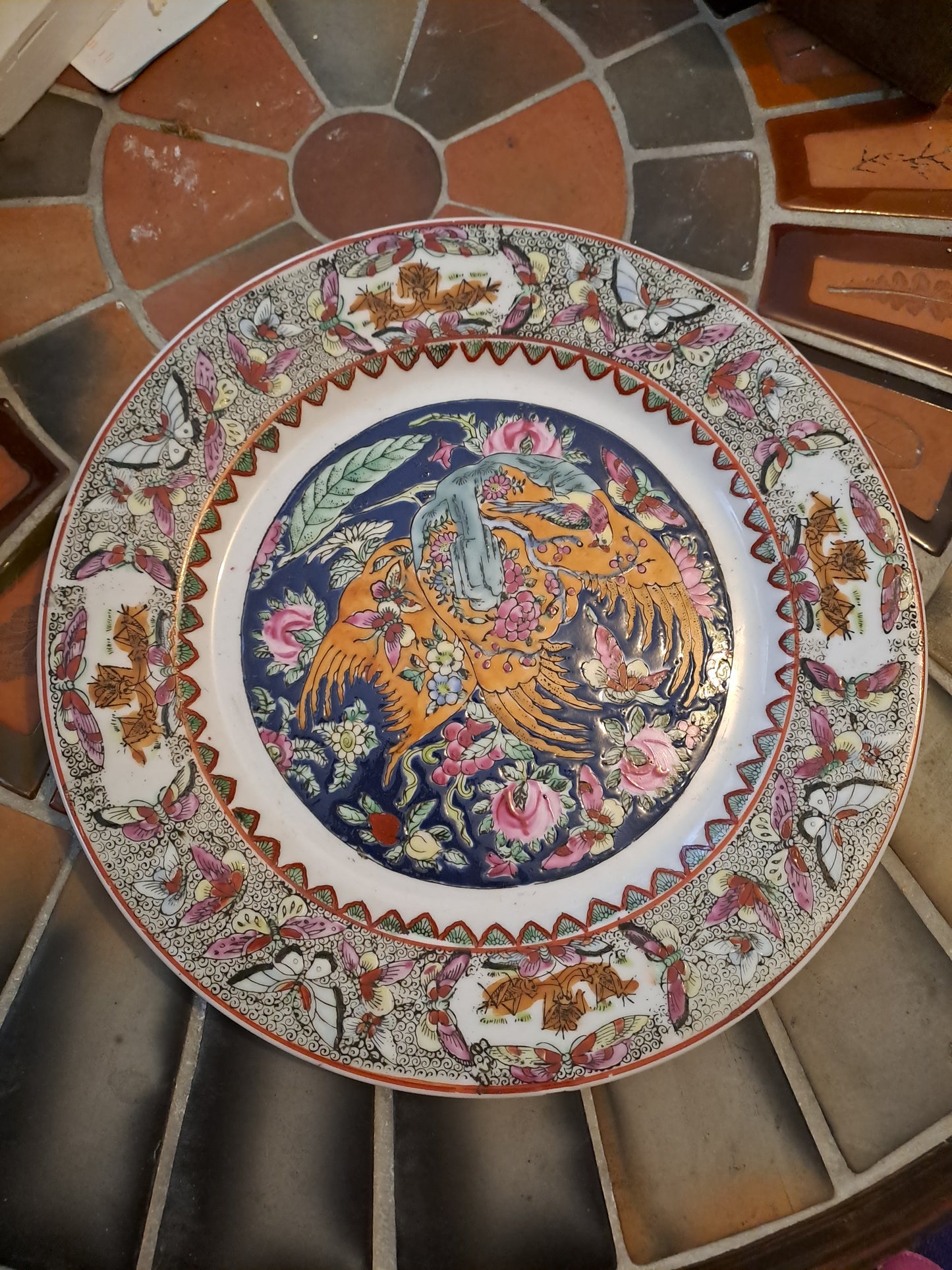 Assiette porcelaine Macau(?). Signature à identifier.