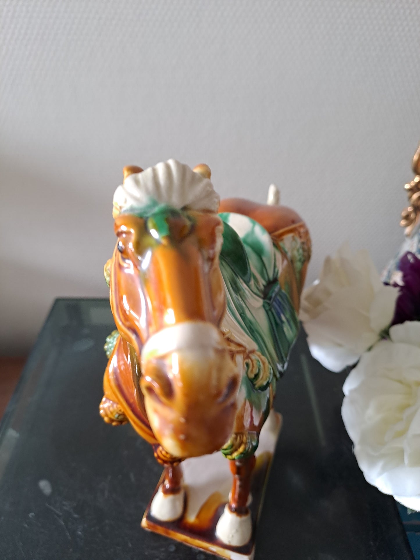 Sculpture représentant un cheval en Faïence Émaillée Polychrome. Chine. 28 cm x 29 cm. Dlg de Tang.