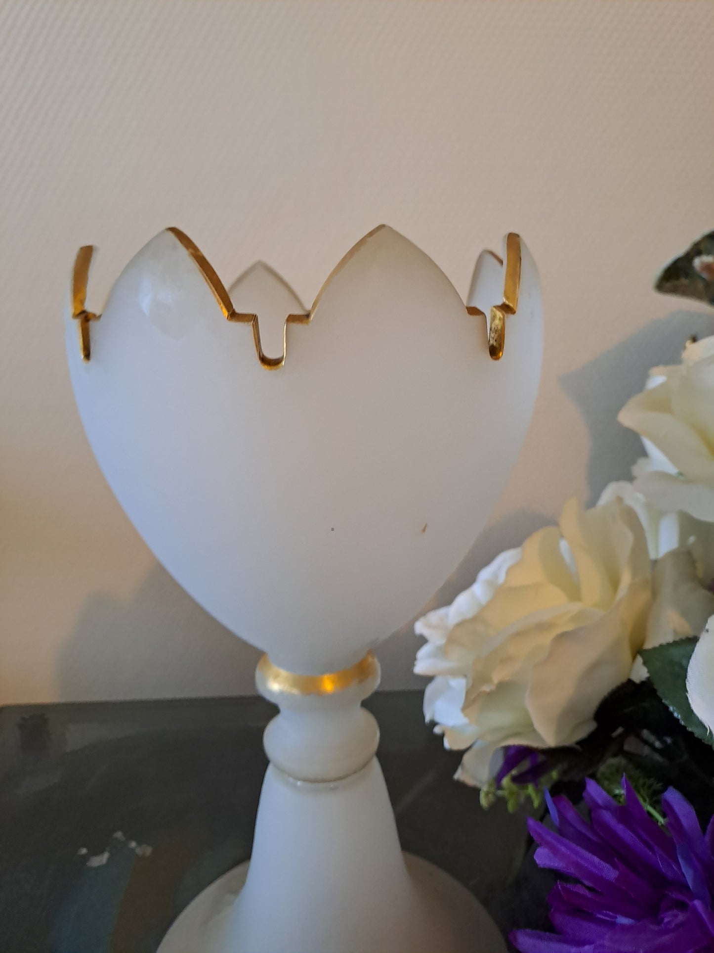 BACCARAT. Coupe sur pied. Fleurs de lys.
Opaline blanche avec liseret or.