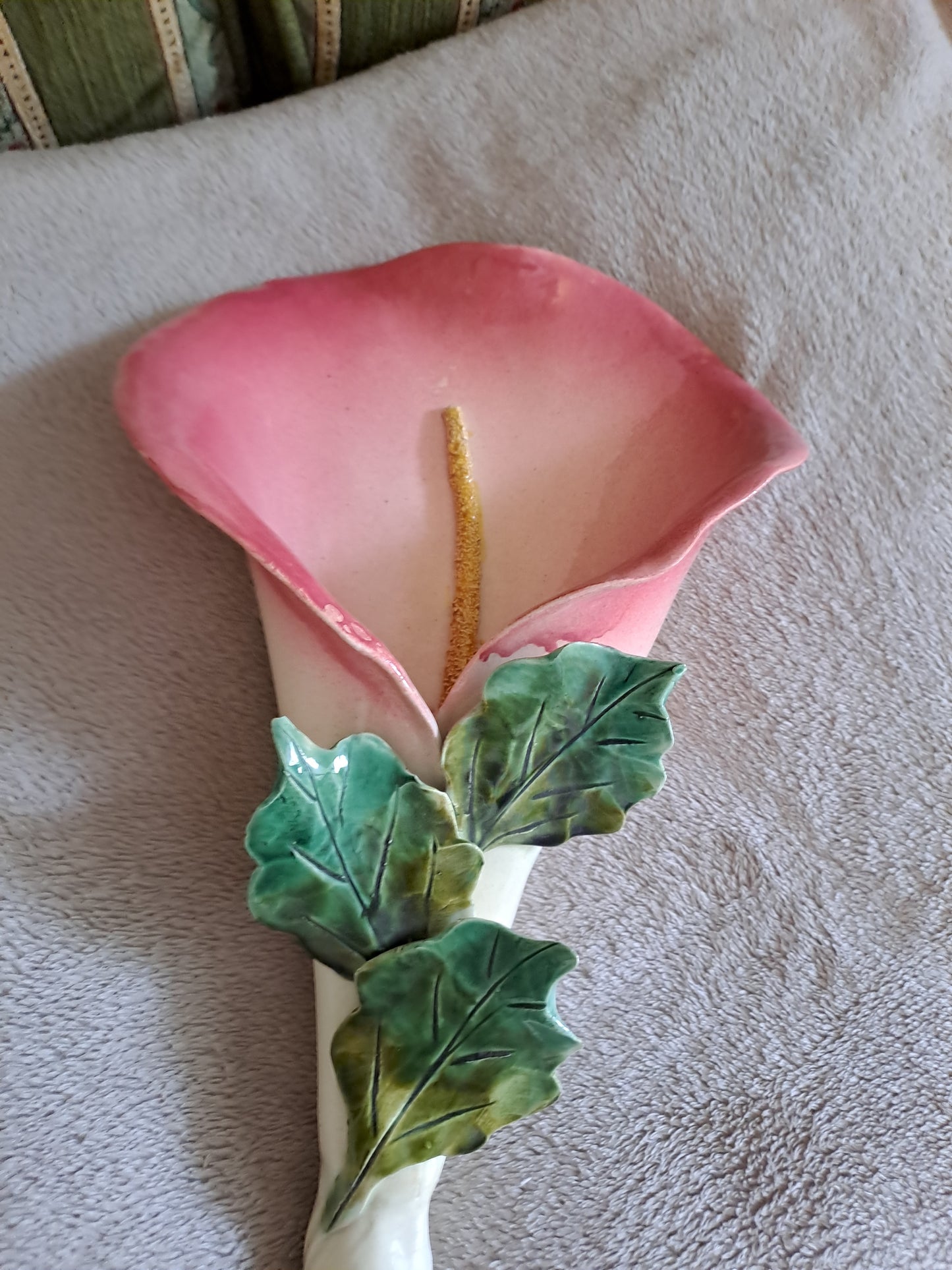 Bouquetiere représentant une fleur. Signé. 41 cm.