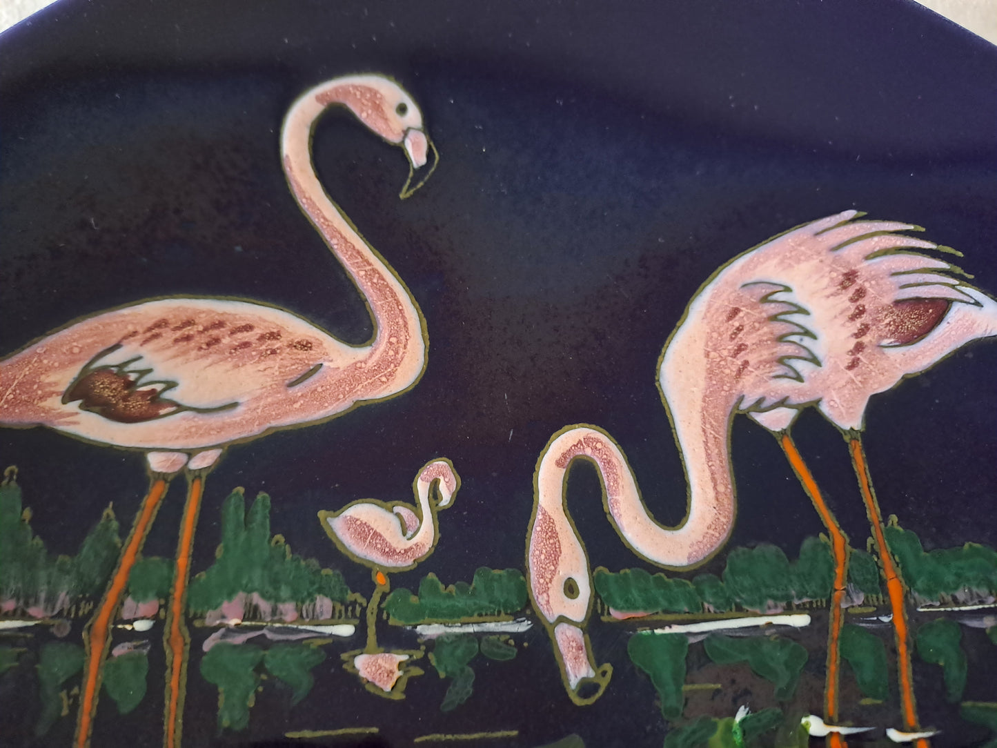 Assiette Murale Longwy Figurant Trois Flamands Roses. Grand Feu. Numéroté 3522