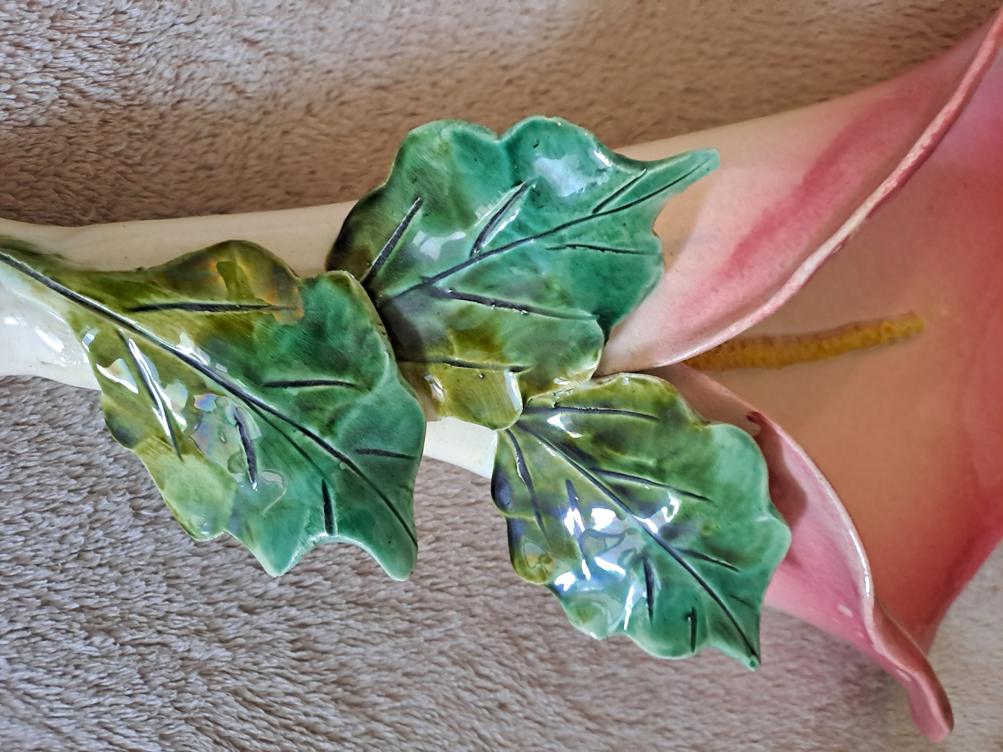 Bouquetiere représentant une fleur. Signé. 41 cm.