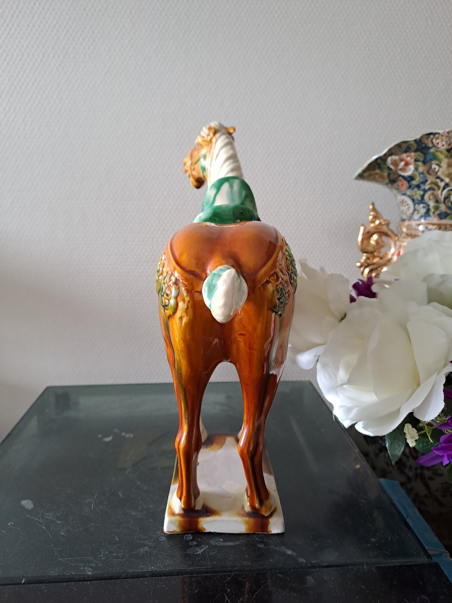 Sculpture représentant un cheval en Faïence Émaillée Polychrome. Chine. 28 cm x 29 cm. Dlg de Tang.