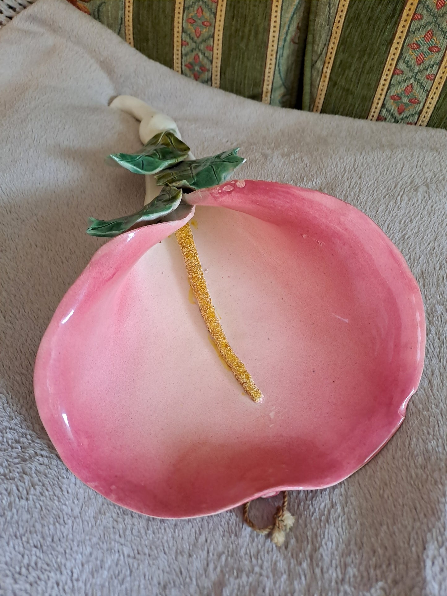 Bouquetiere représentant une fleur. Signé. 41 cm.