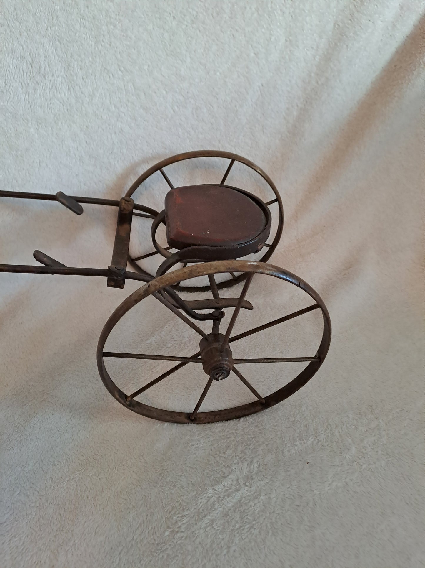 Caleche de course avec son cheval. Jouet vintage de collection.