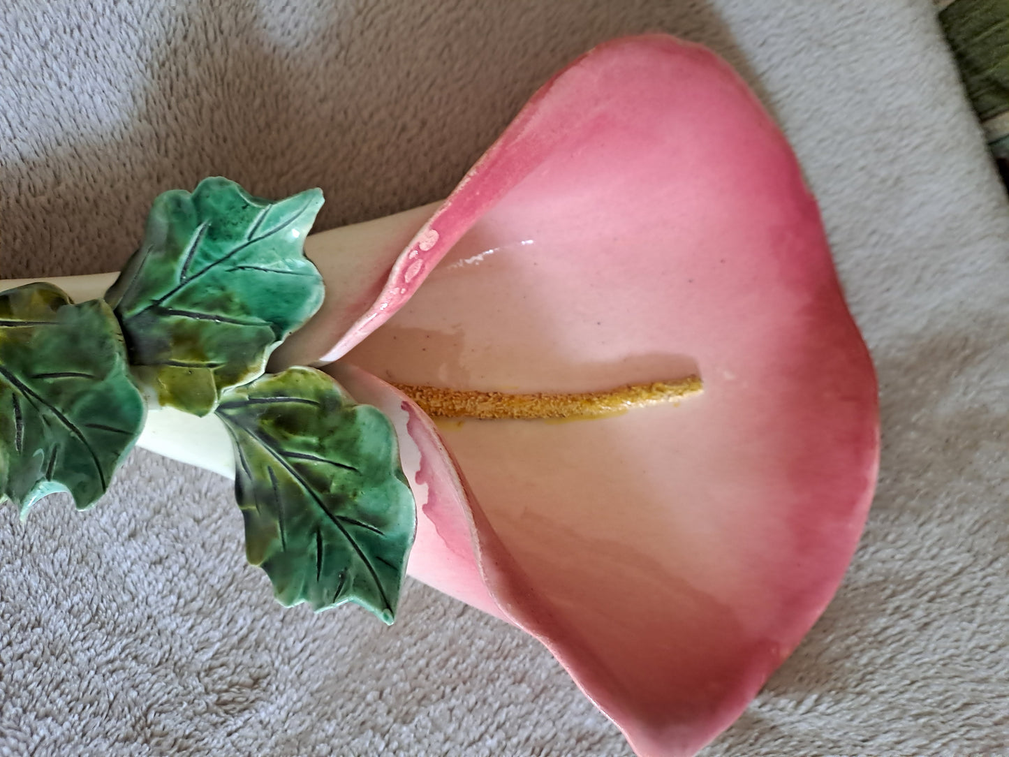 Bouquetiere représentant une fleur. Signé. 41 cm.