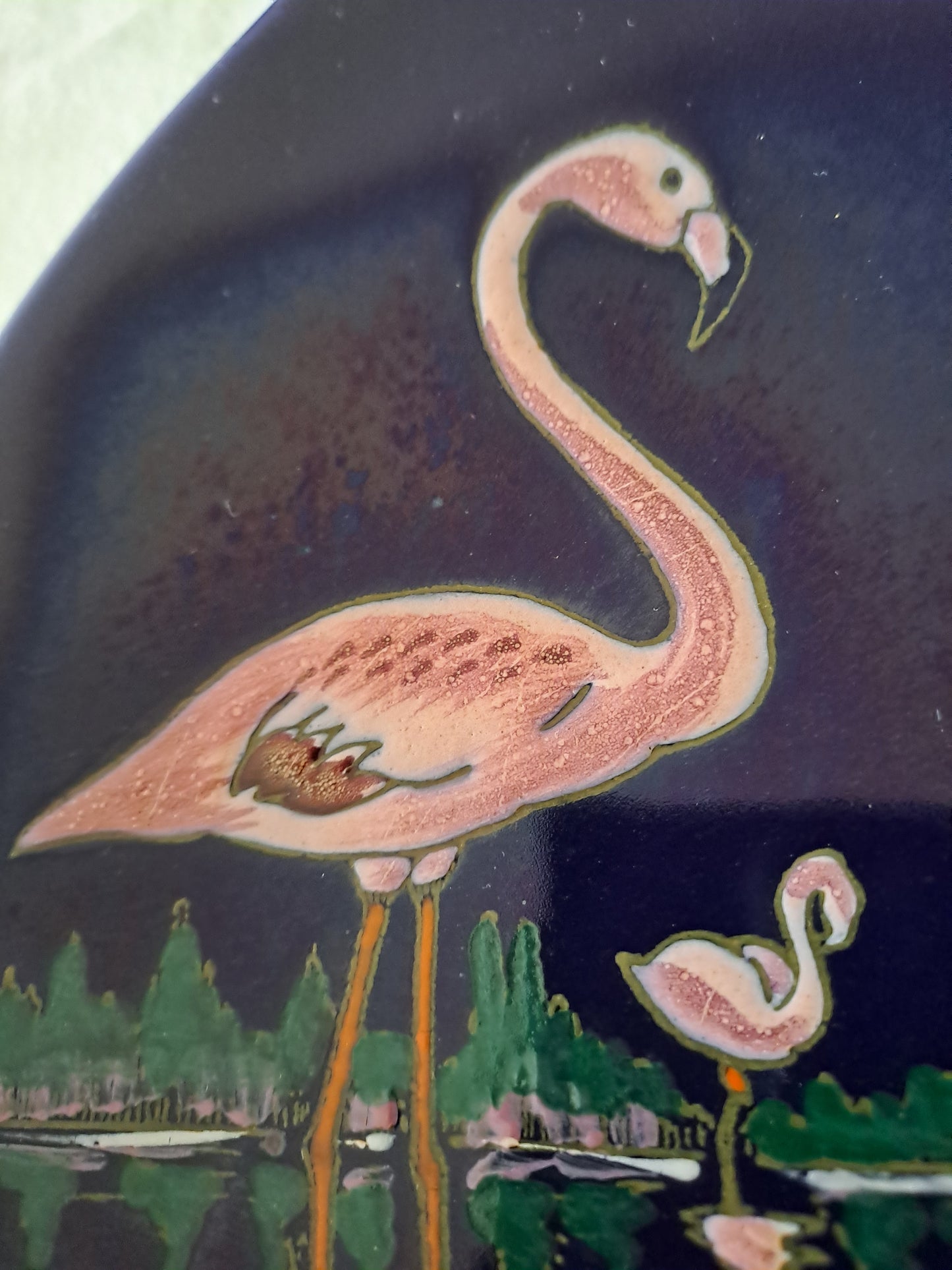 Assiette Murale Longwy Figurant Trois Flamands Roses. Grand Feu. Numéroté 3522